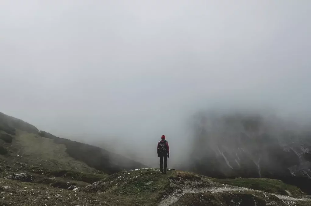 Ein Bild auf 5min.at zeigt einen Wanderer in den Bergen.