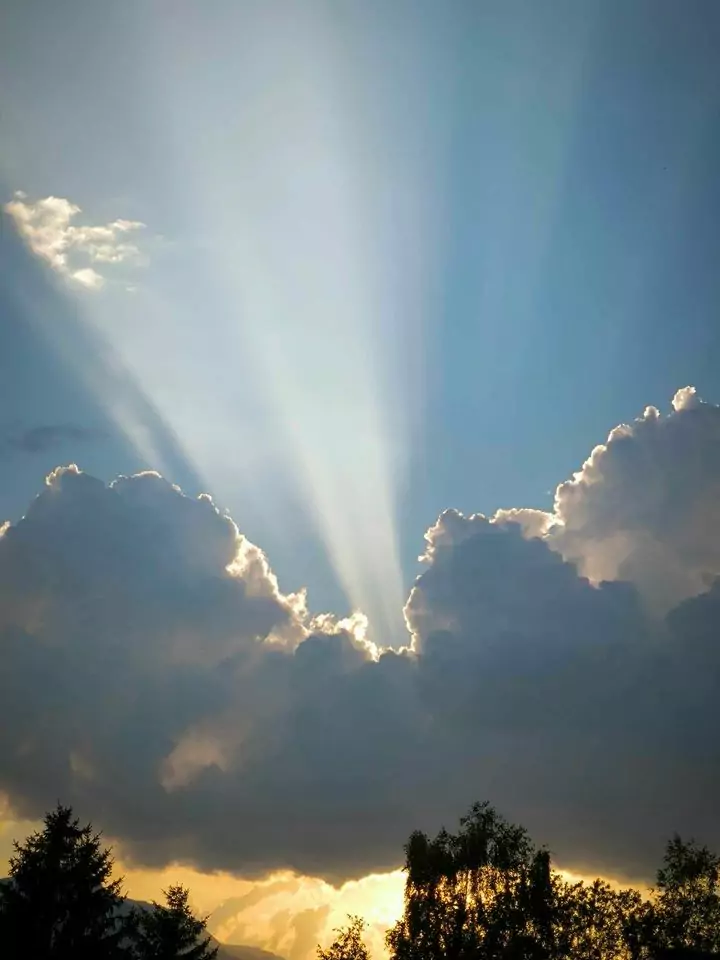 Ein Bild auf 5min.at zeigt den Himmel mit einer Wolke und Sonnenstrahlen.