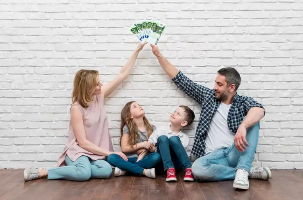 Das Bild auf 5min.at zeigt eine Familie mit Geld.