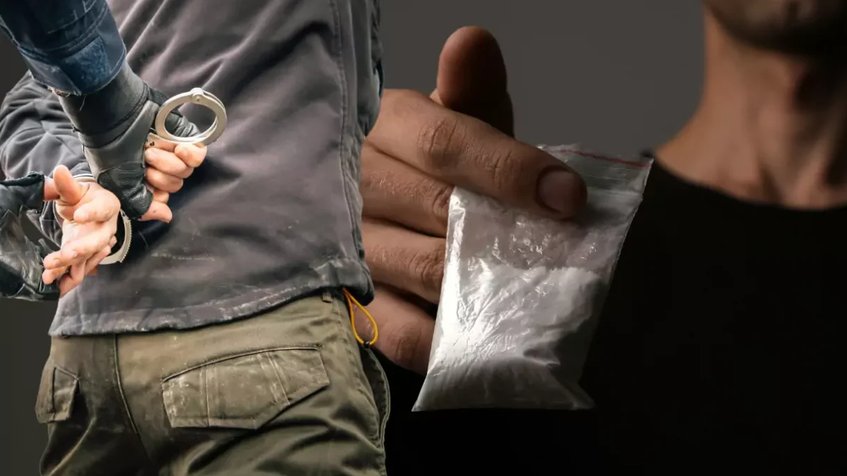 Bild auf 5min.at zeigt eine Festnahme und einen Mann mit einem Säckchen Pulver in der Hand.