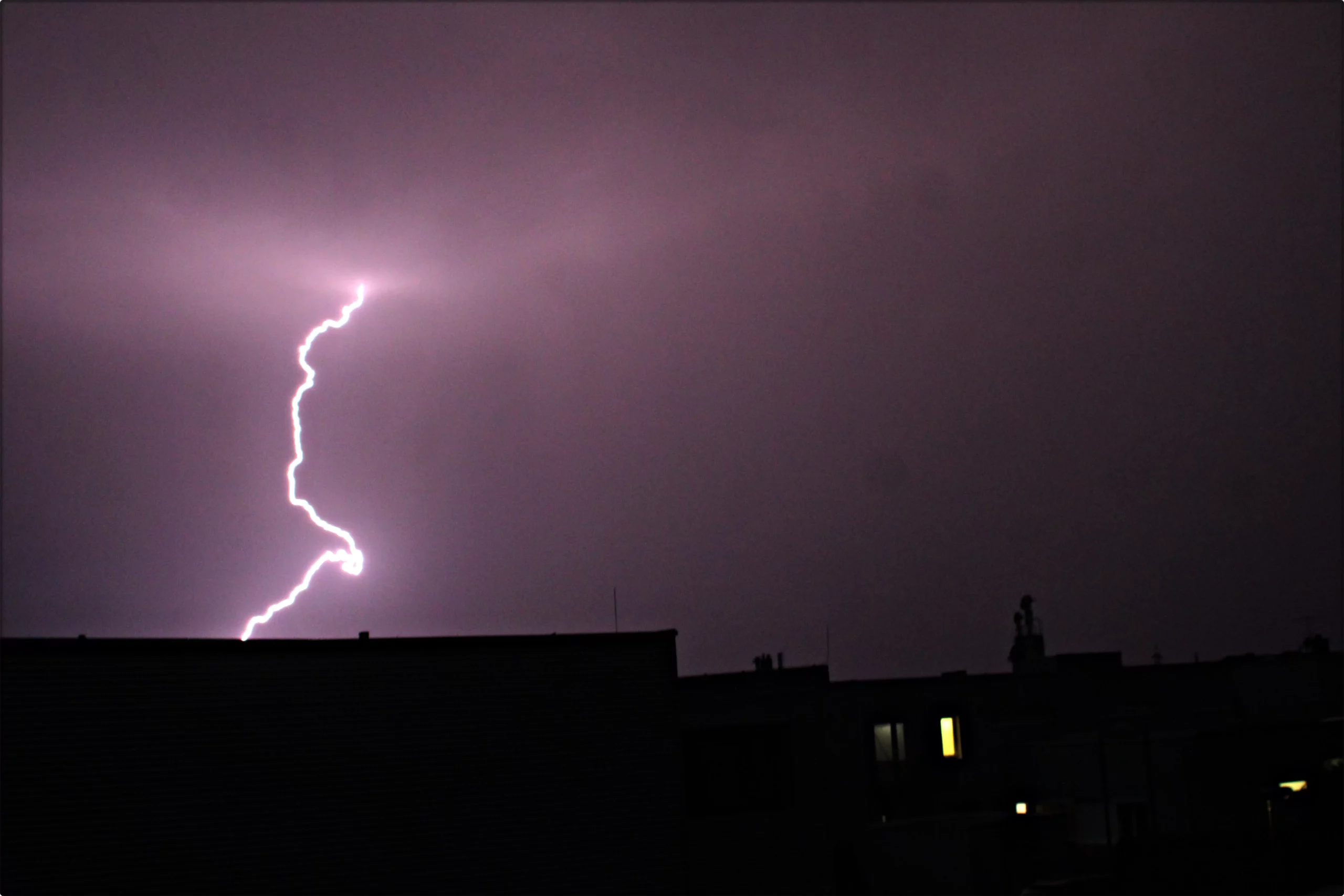 Ein Bild auf 5min.at zeigt ein gewaltiges Gewitter mit einem Blitz in Treibach Althofen in Kärnten.