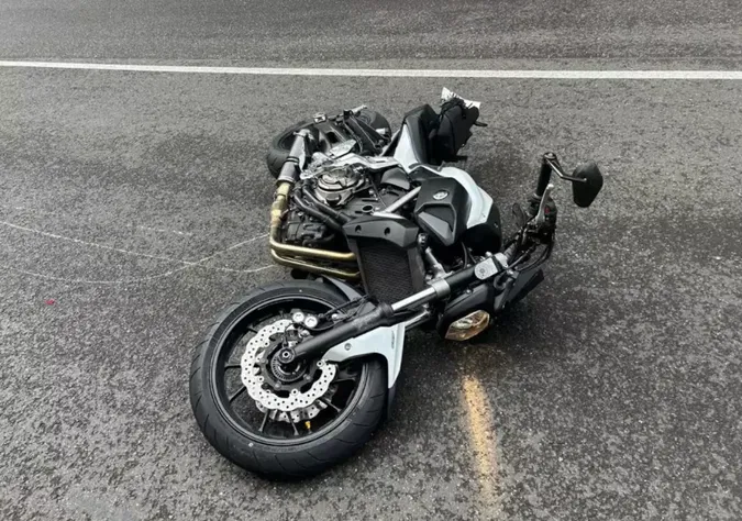 Bild auf 5min.at zeigt ein Motorrad liegend auf einer Straße.