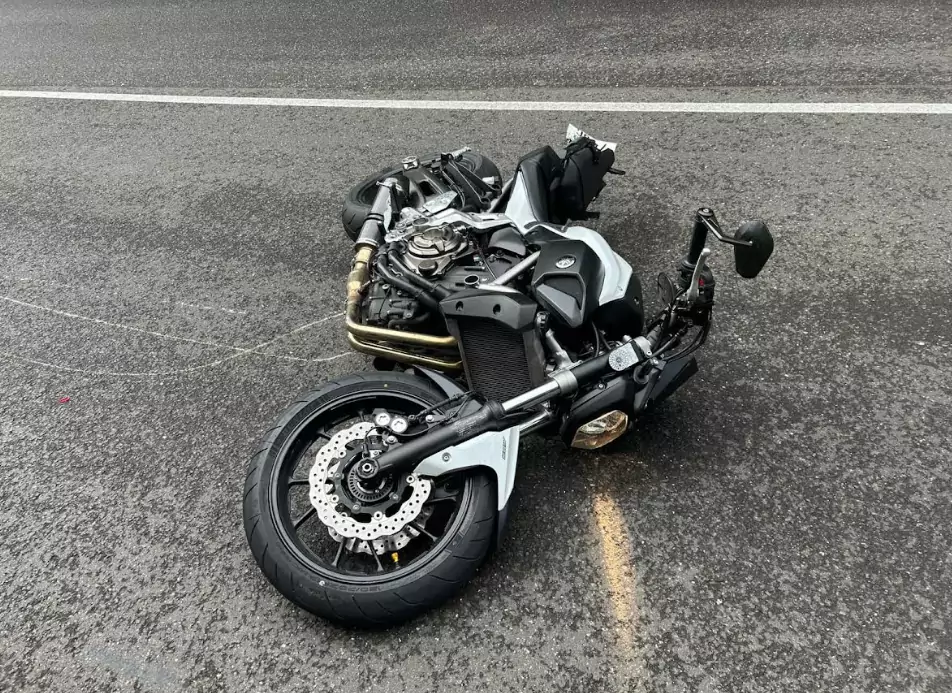 Bild auf 5min.at zeigt ein Motorrad liegend auf einer Straße.