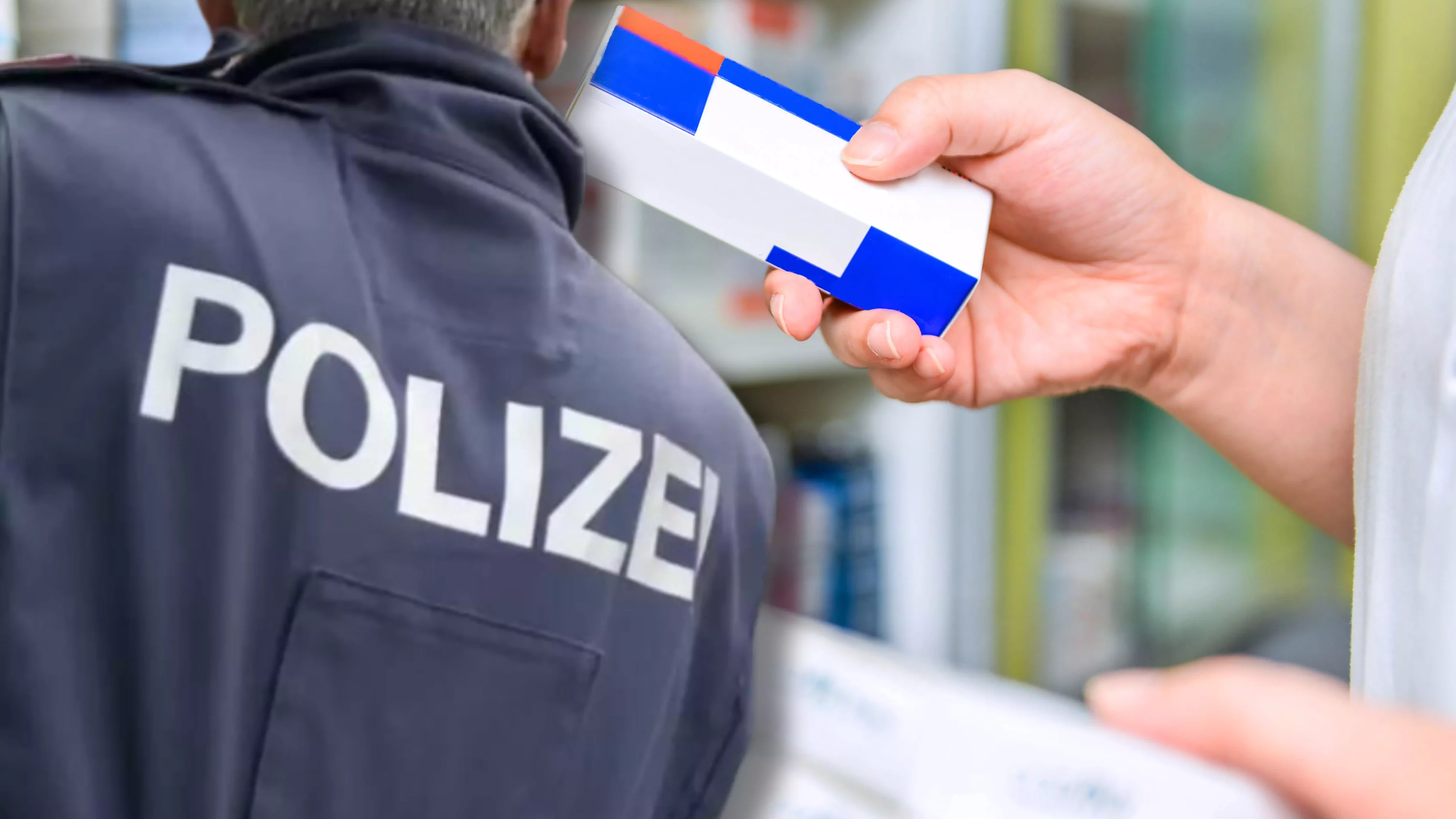 Eine Bildmontage auf 5min.at zeigt einen Polizisten und eine Apothekerin, die ein Medikament in den Händen hält.