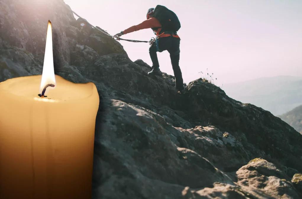 Das Bild auf 5min.at zeigt einen Kletterer und eine Kerze