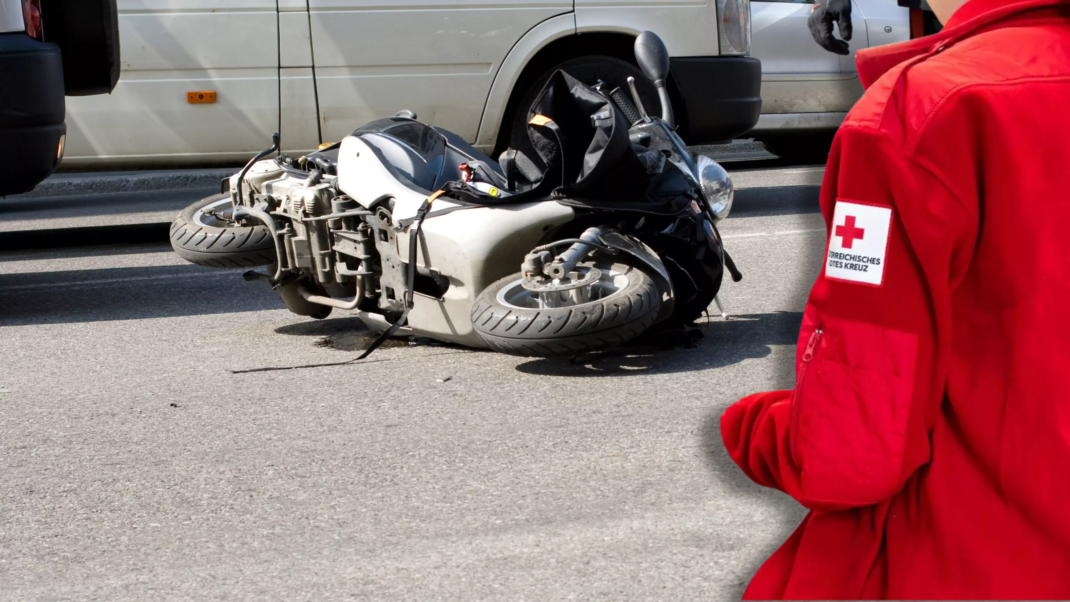 Das Bild auf 5min.at zeigt einen Motorradunfall und einen Sanitäter.