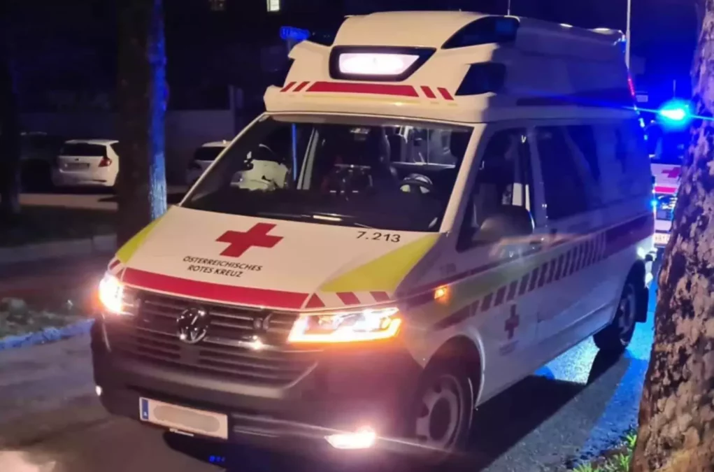 Bild auf 5min.at zeigt einen Rettungswagen bei Nacht