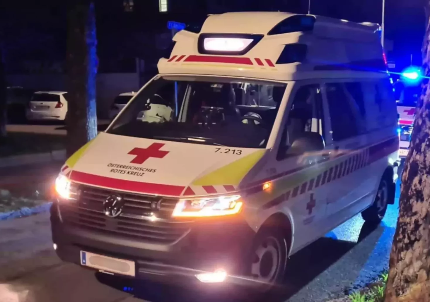 Bild auf 5min.at zeigt einen Rettungswagen bei Nacht