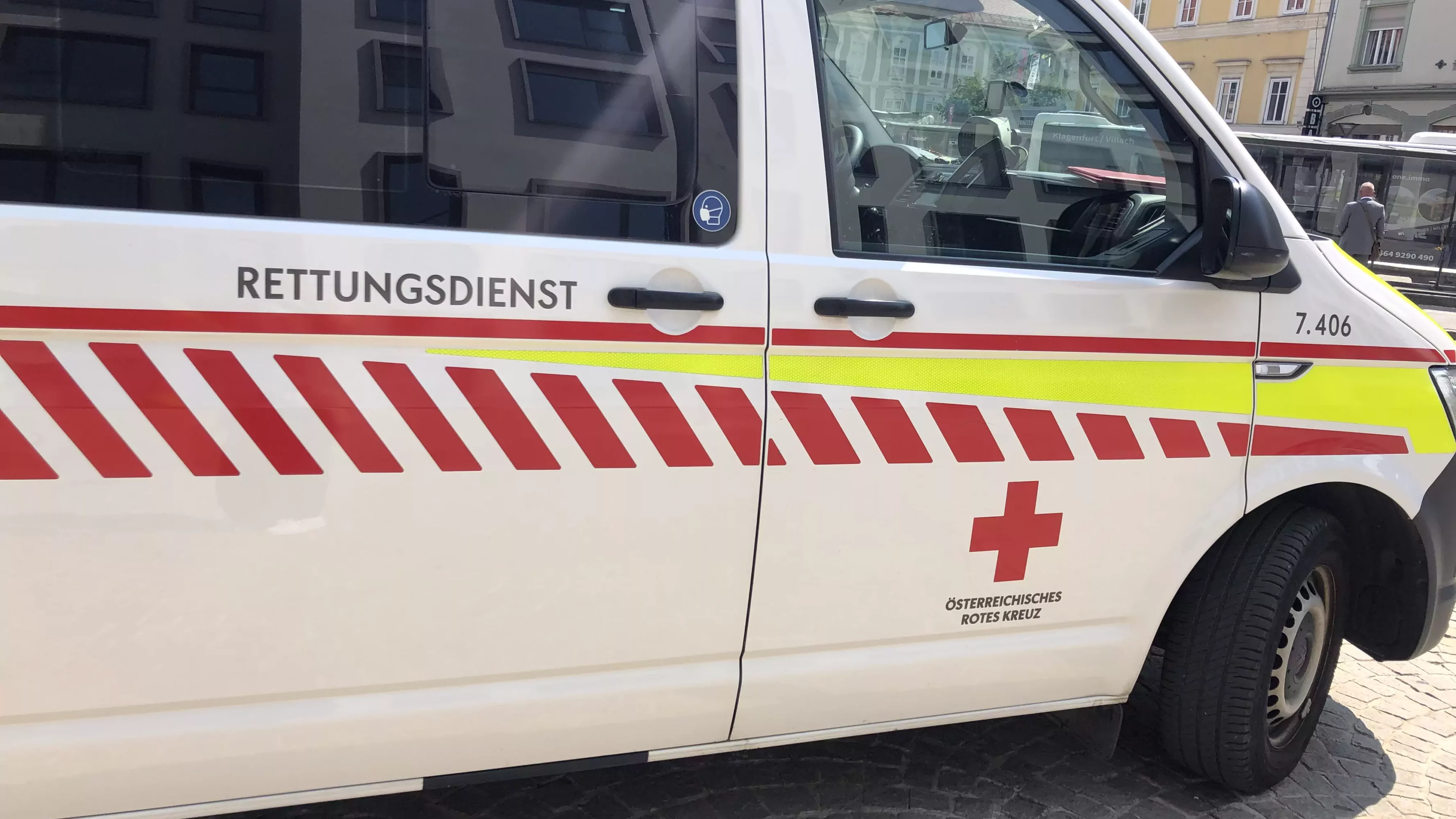 Ein Bild auf 5min.at zeigt ein Rettungsauto in Klagenfurt.