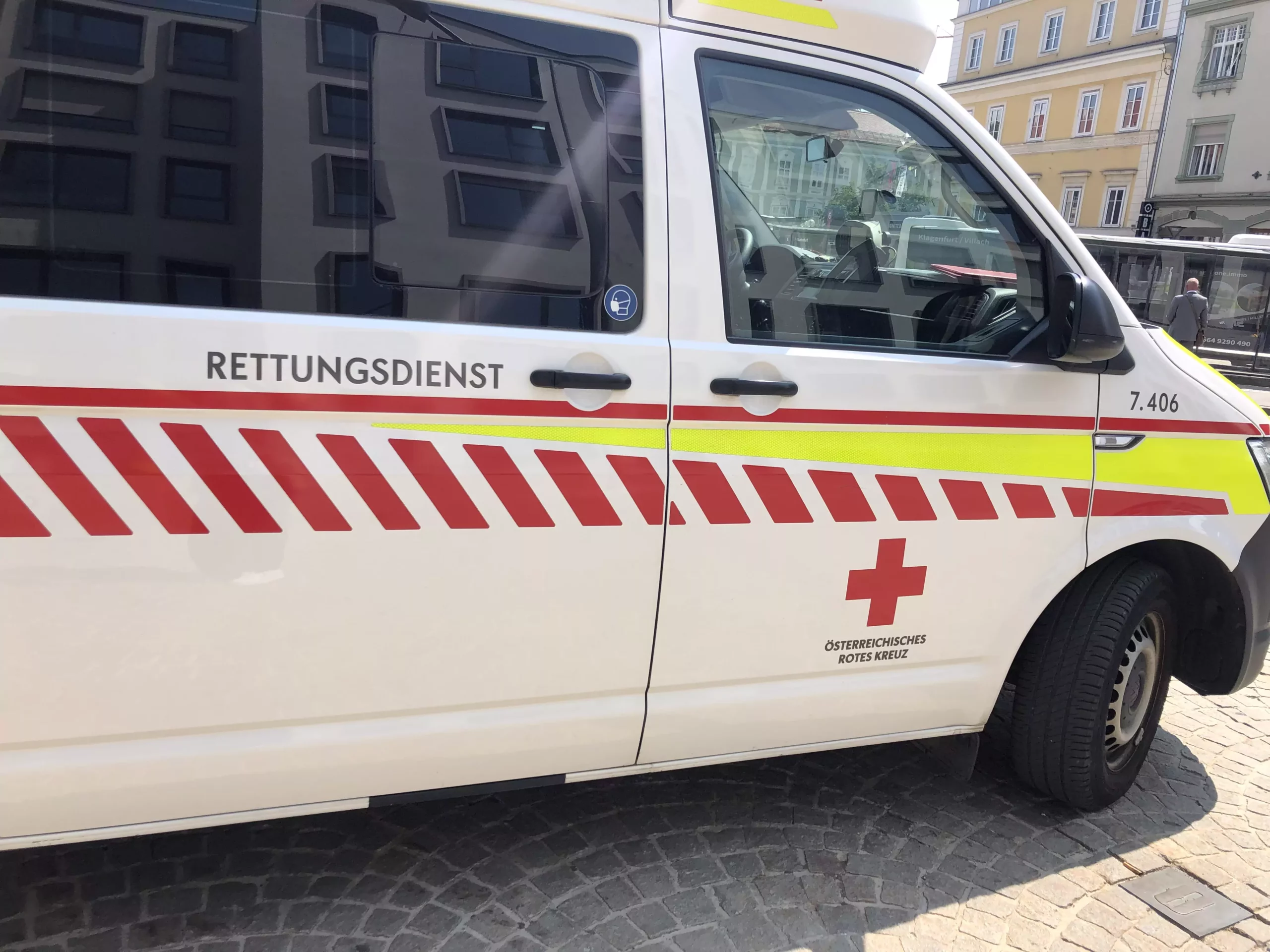 Ein Bild auf 5min.at zeigt ein Rettungsauto in Klagenfurt.
