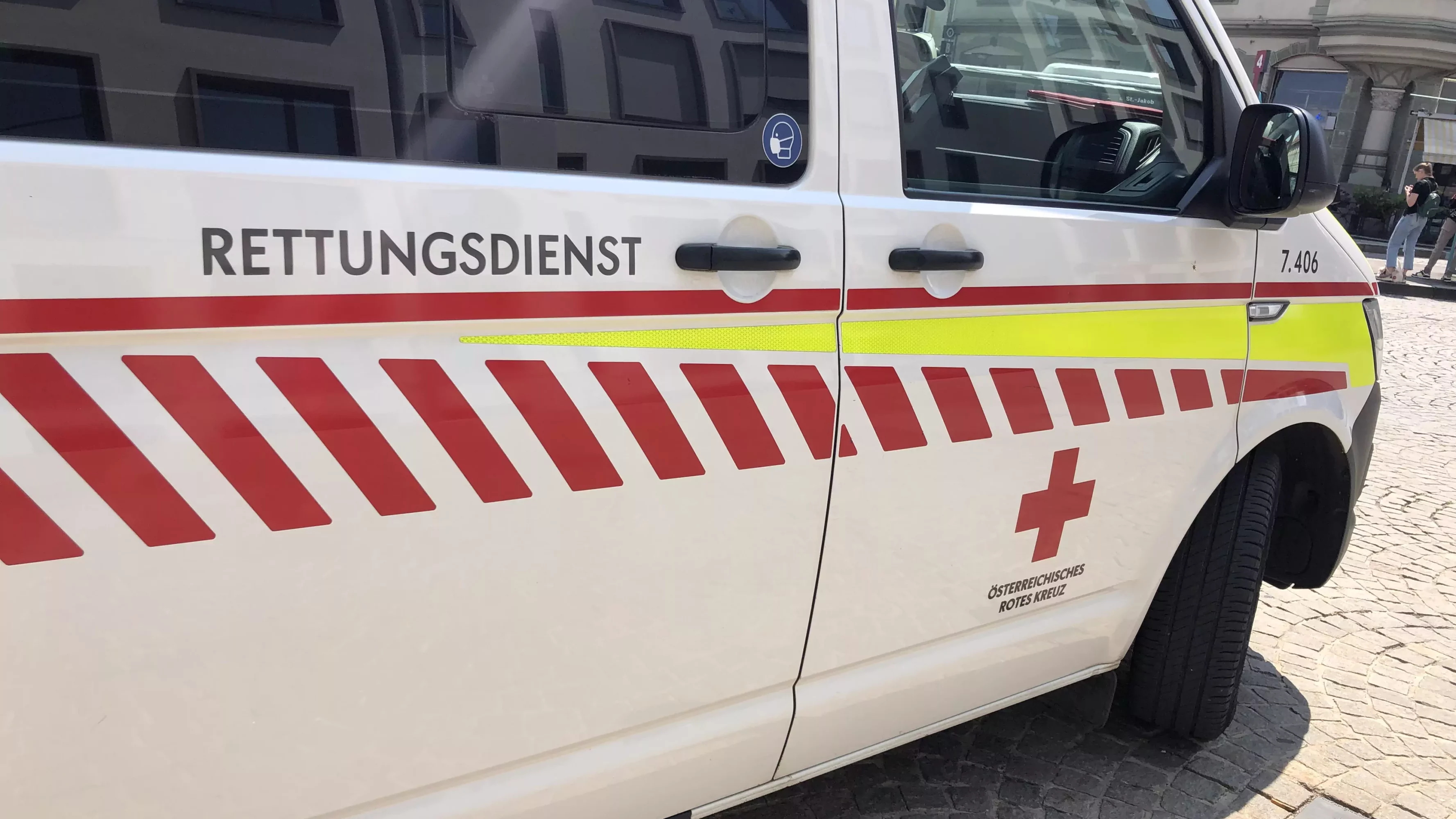 Ein Bild auf 5min.at zeigt ein Rettungsauto in Klagenfurt.