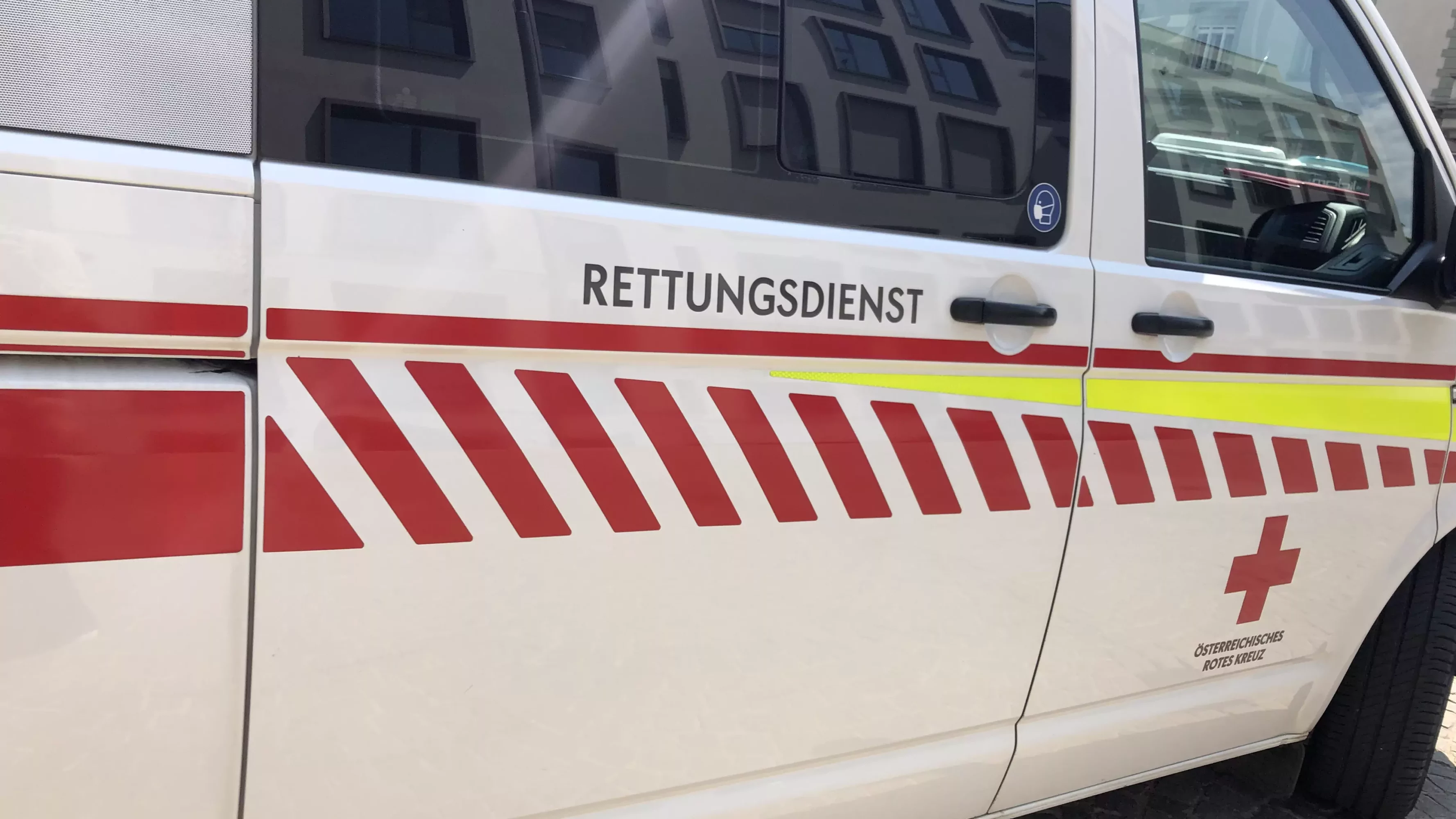 Ein Bild auf 5min.at zeigt ein Rettungsauto in Klagenfurt.