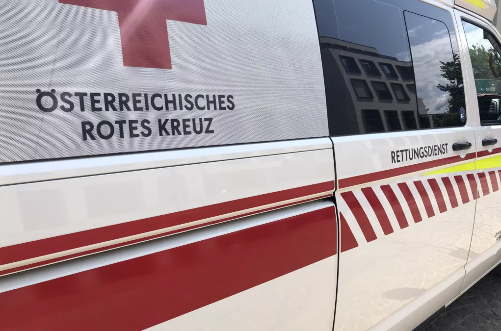 Ein Bild auf 5min.at zeigt ein Rettungsauto in Klagenfurt.