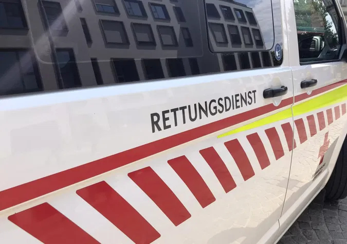 Ein Bild auf 5min.at zeigt ein Rettungsauto in Klagenfurt.