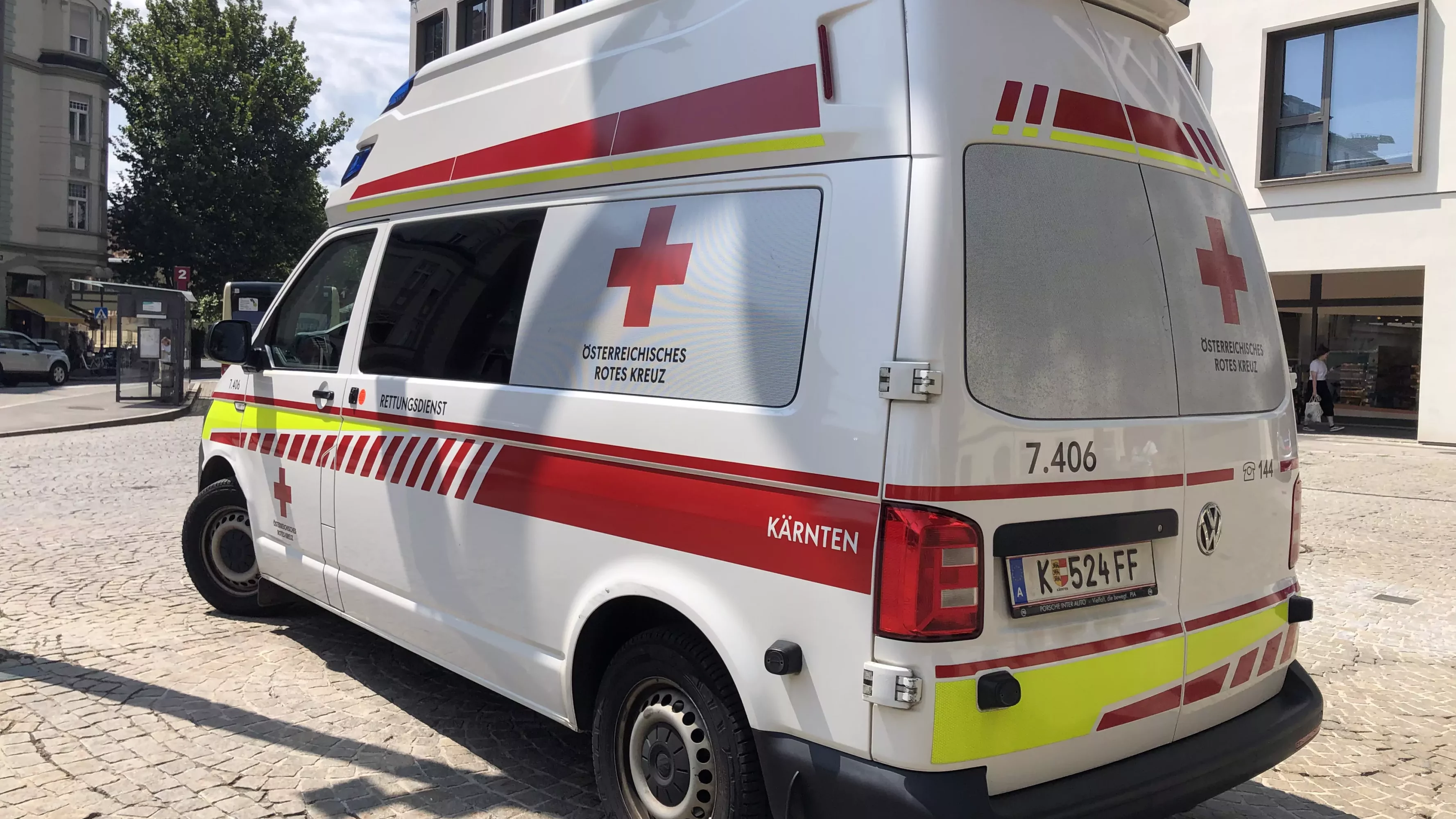 Ein Bild auf 5min.at zeigt ein Rettungsauto in Klagenfurt.