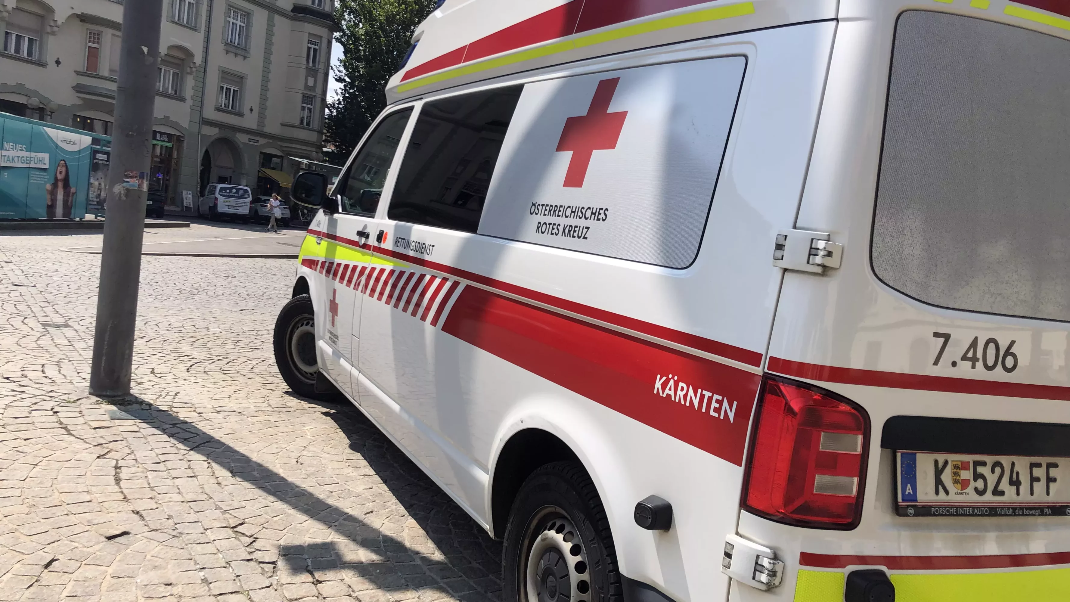 Ein Bild auf 5min.at zeigt ein Rettungsauto in Klagenfurt.