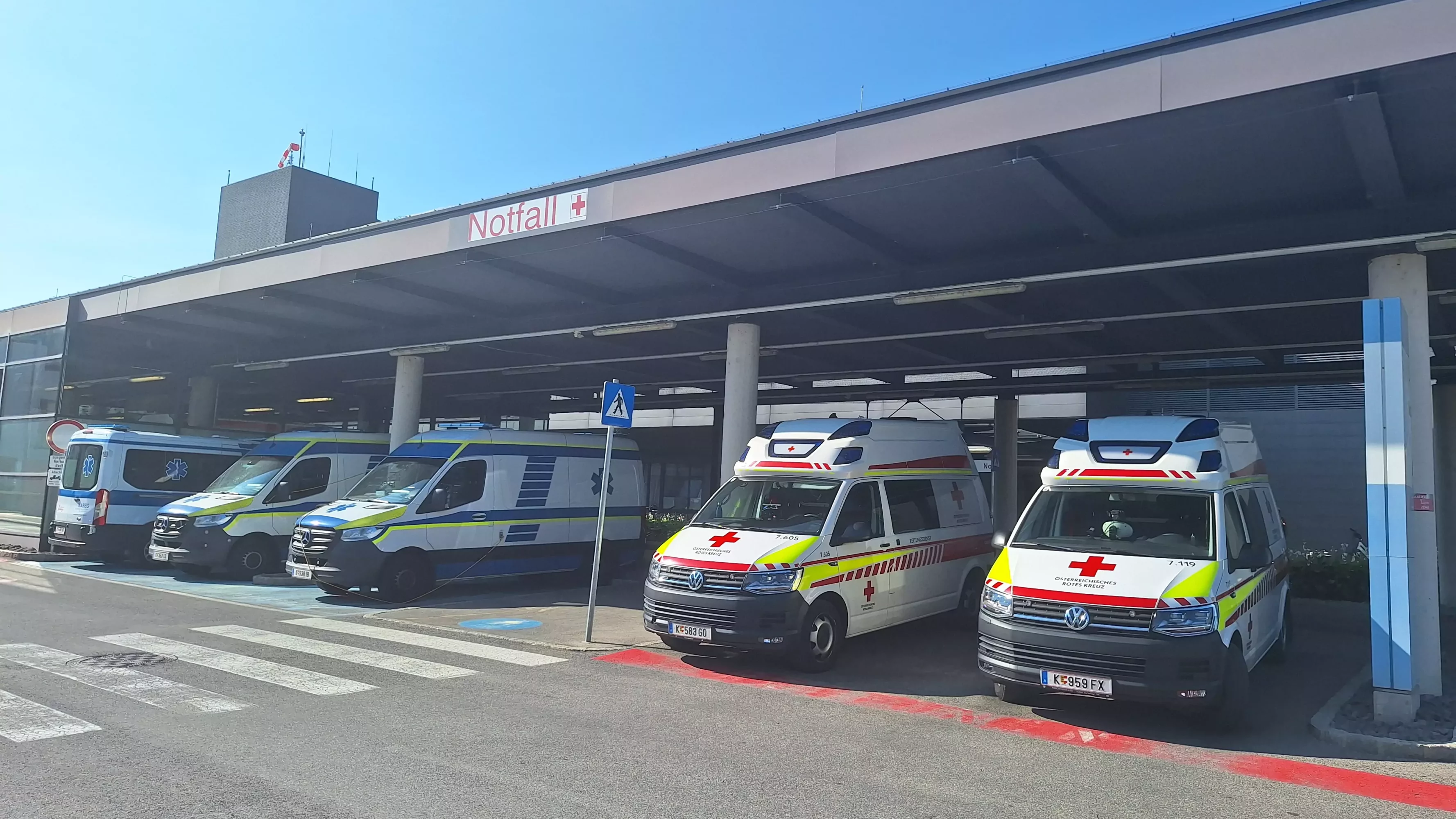 Ein Bild auf 5min.at zeigt Rettungsautos beim Landeskrankenhaus in Klagenfurt.