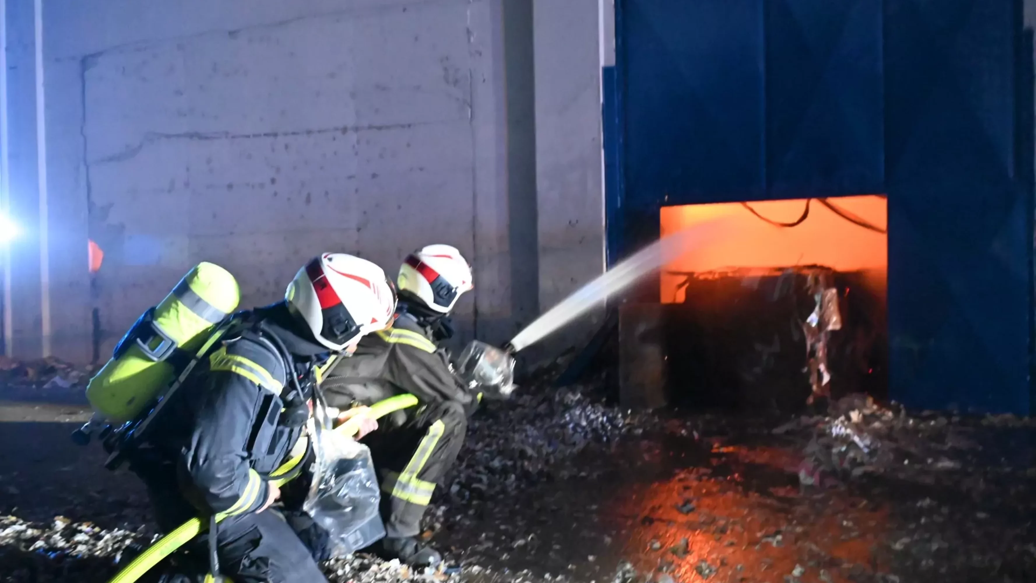Bild auf 5min.at zeigt die Stadtfeuerwehr Wien beim Brandlöschen