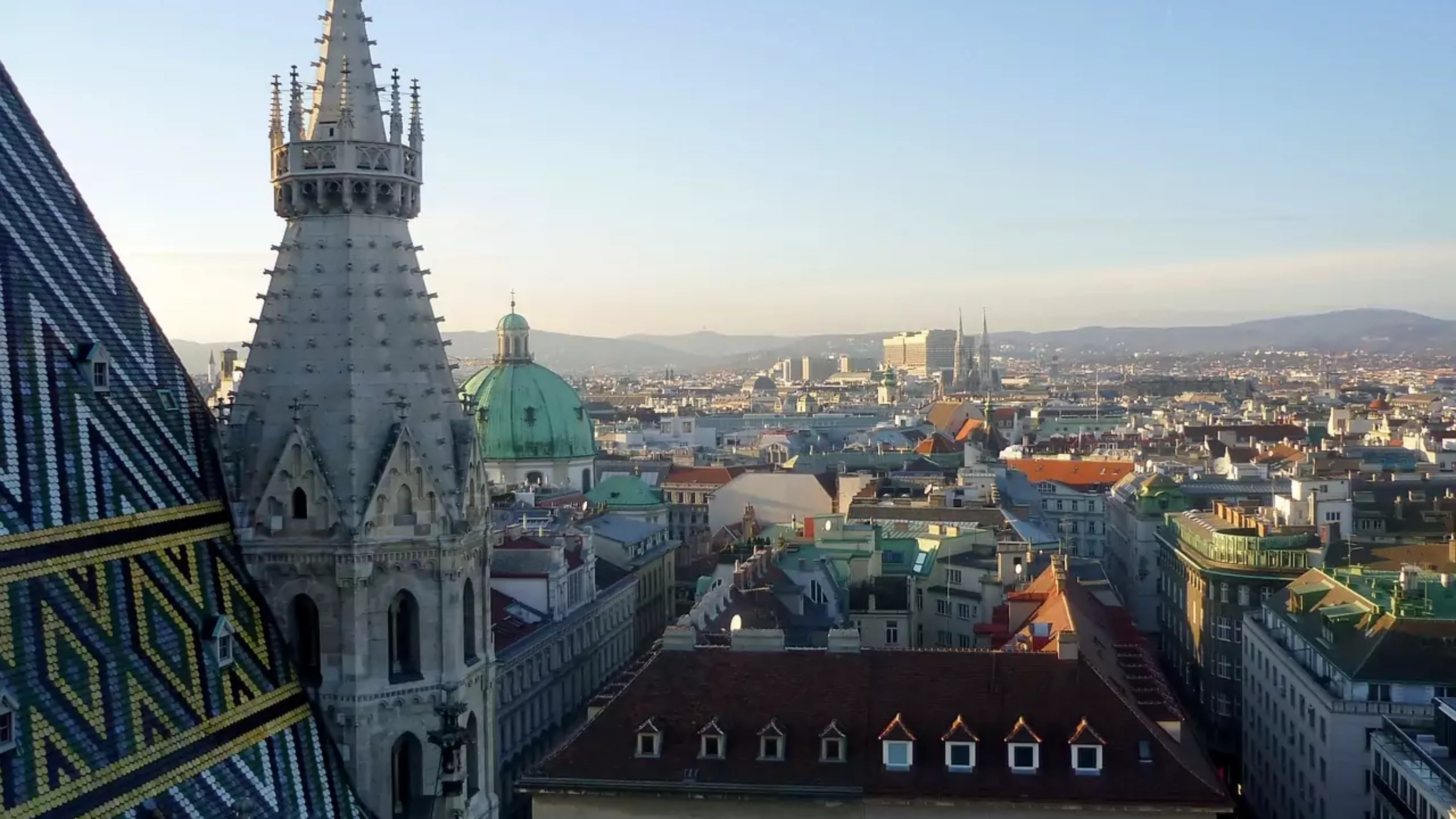 Foto in Beitrag von 5min.at: Zu sehen ist der Stephansdom und dahinter die Stadt von oben.