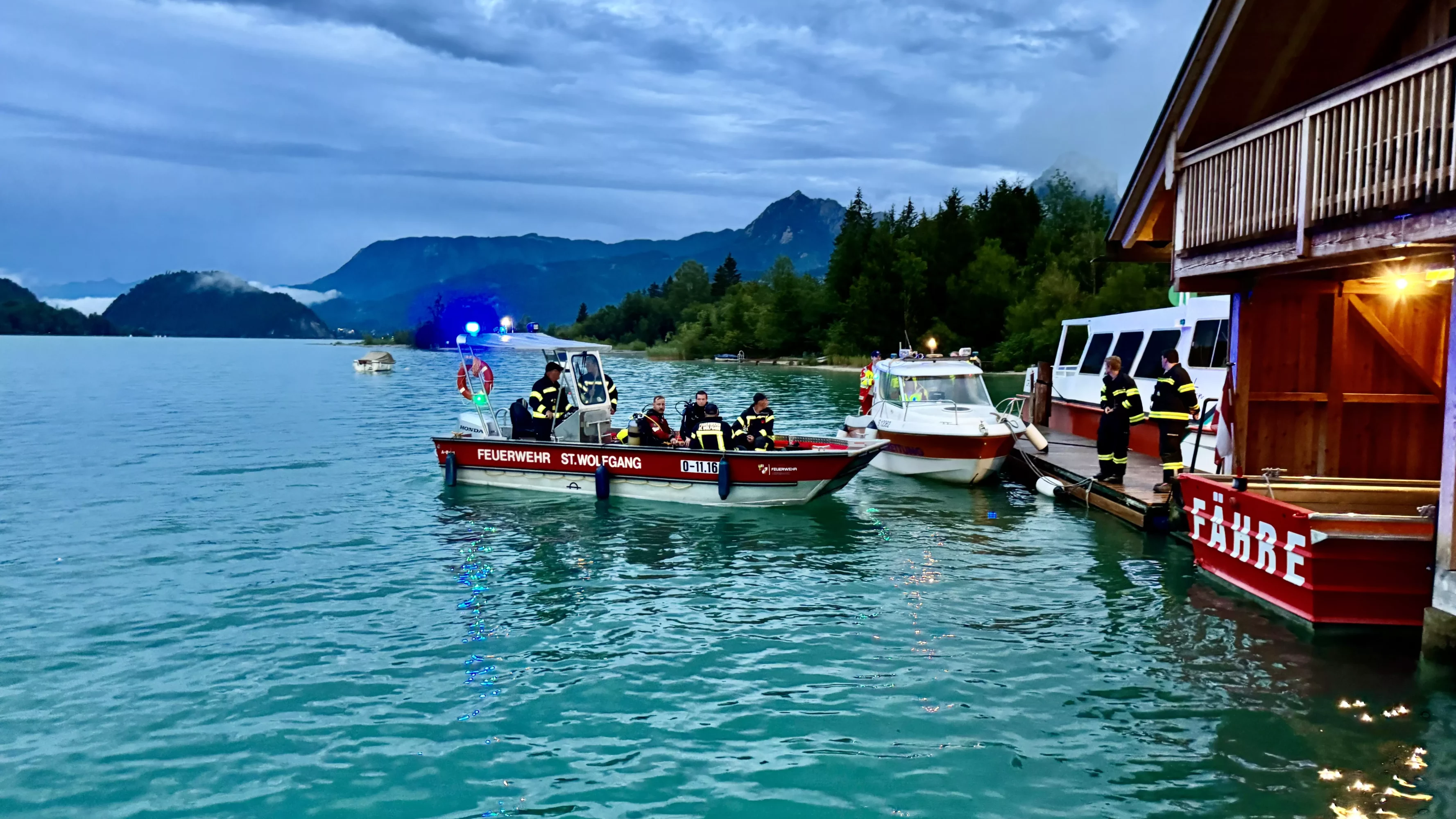 Foto auf 5min.at zeigt Boote und Taucher bei einer Suchaktion am See.