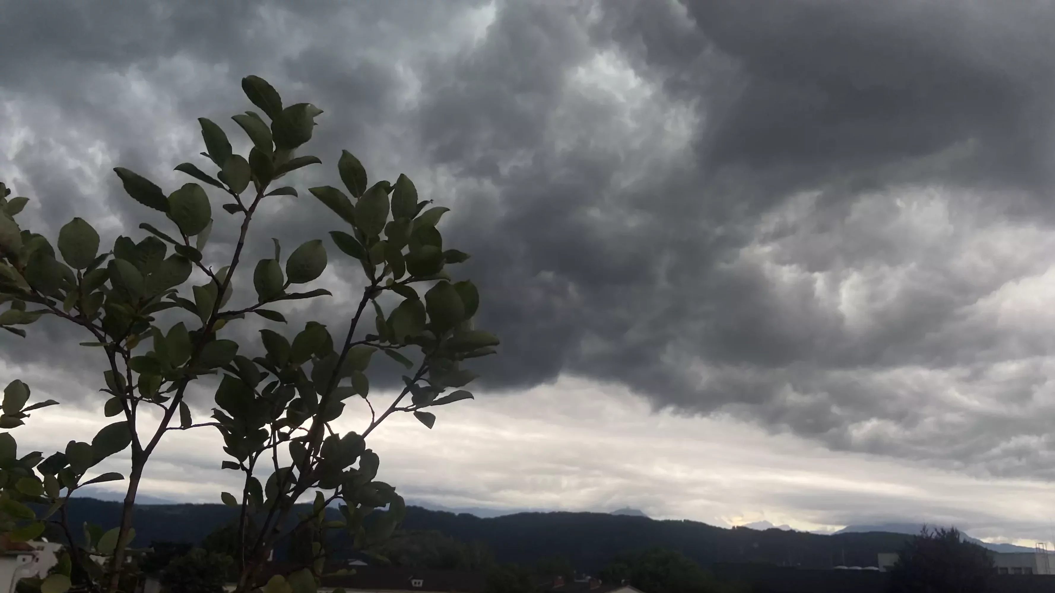 Das Bild auf 5min.at zeigt Gewitterwolken über Klagenfurt