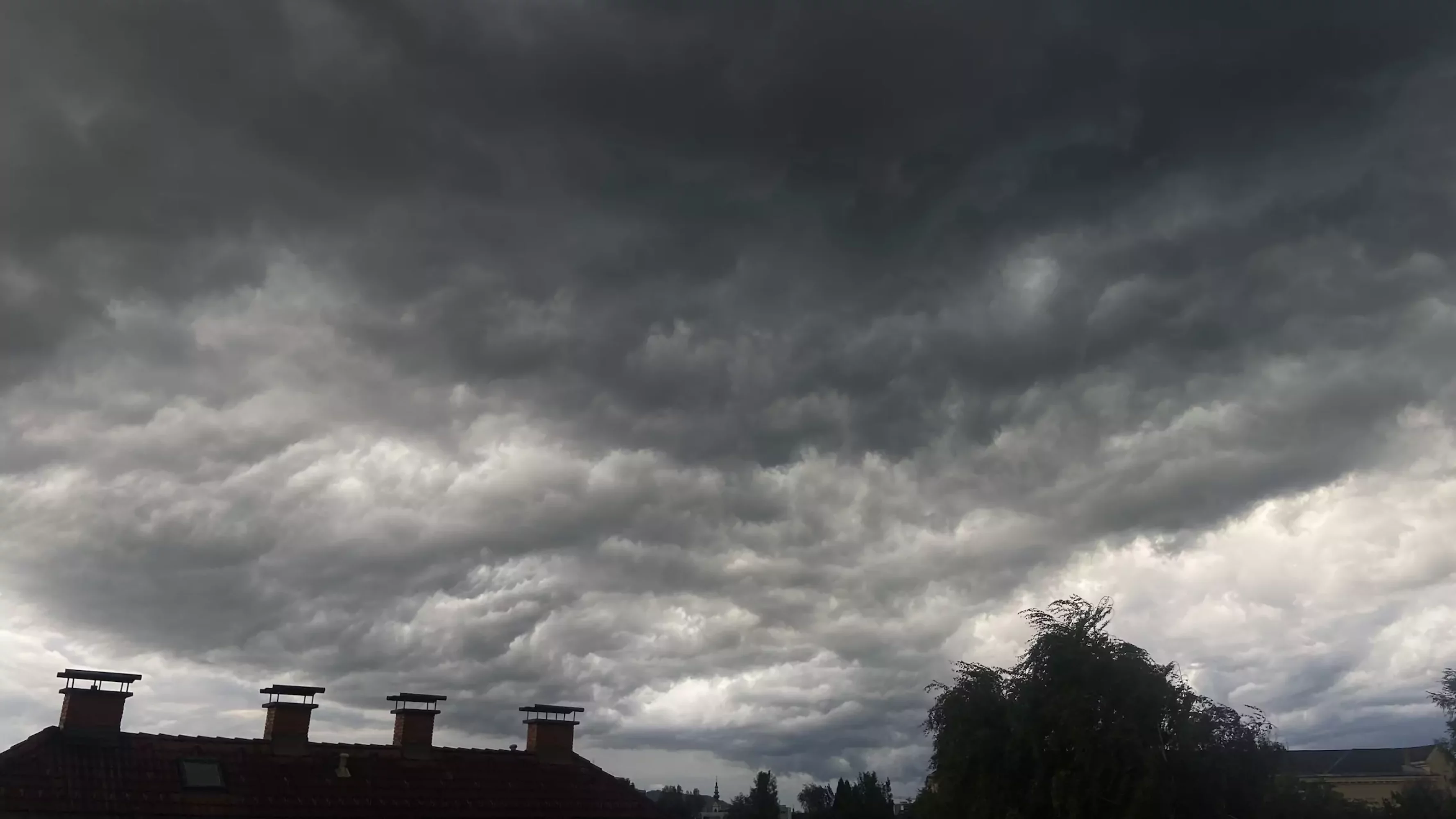 Das Bild auf 5min.at zeigt Gewitterwolken über Klagenfurt