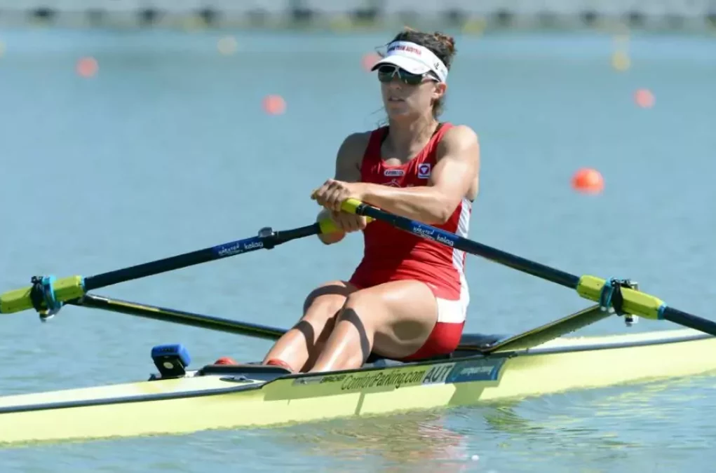 Foto in Beitrag von 5min.at: Zu sehen ist Magdalena Lobnig beim Rudern in Action.