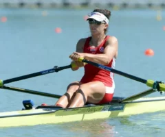Foto in Beitrag von 5min.at: Zu sehen ist Magdalena Lobnig beim Rudern in Action.