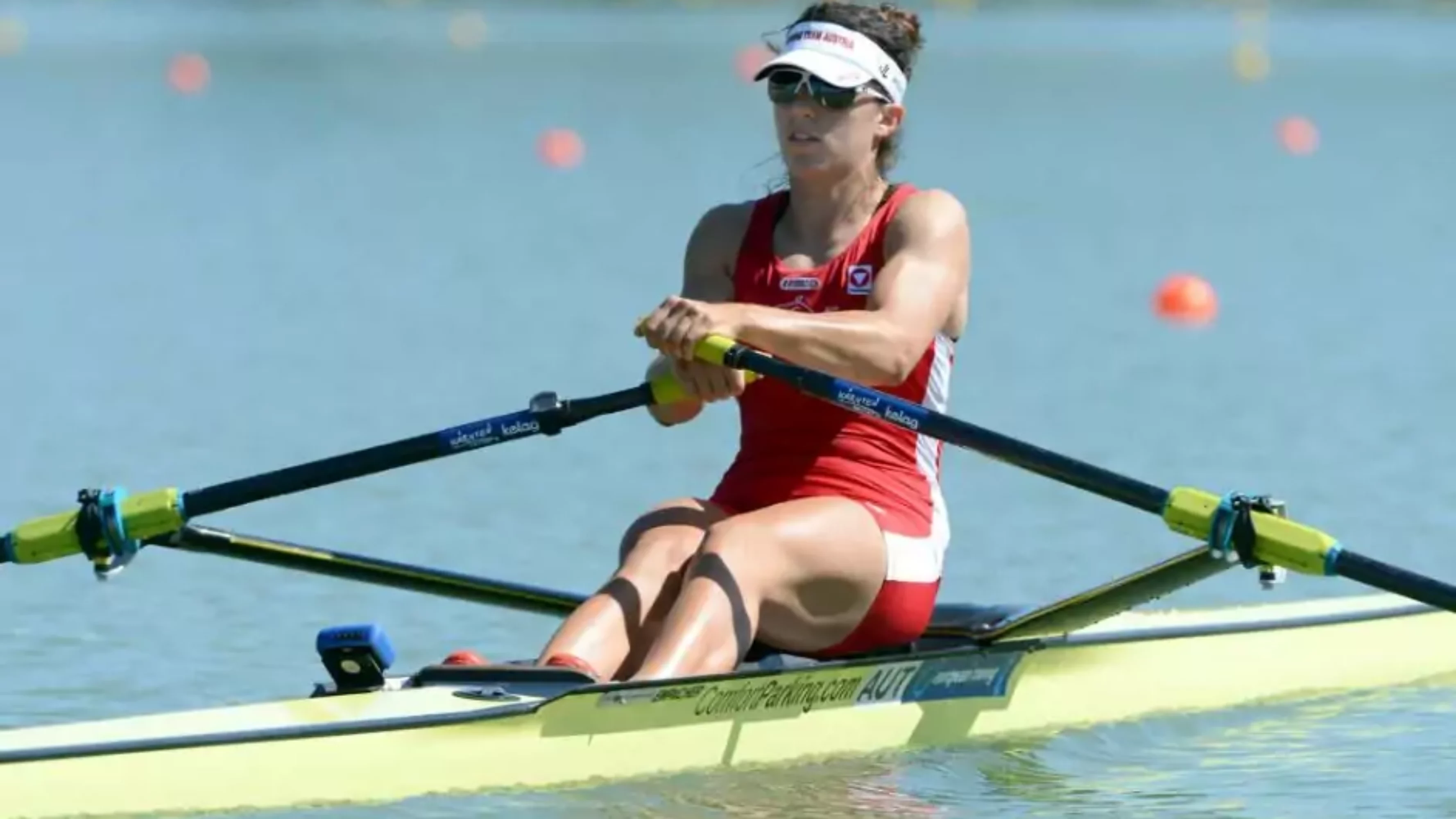 Foto in Beitrag von 5min.at: Zu sehen ist Magdalena Lobnig beim Rudern in Action.