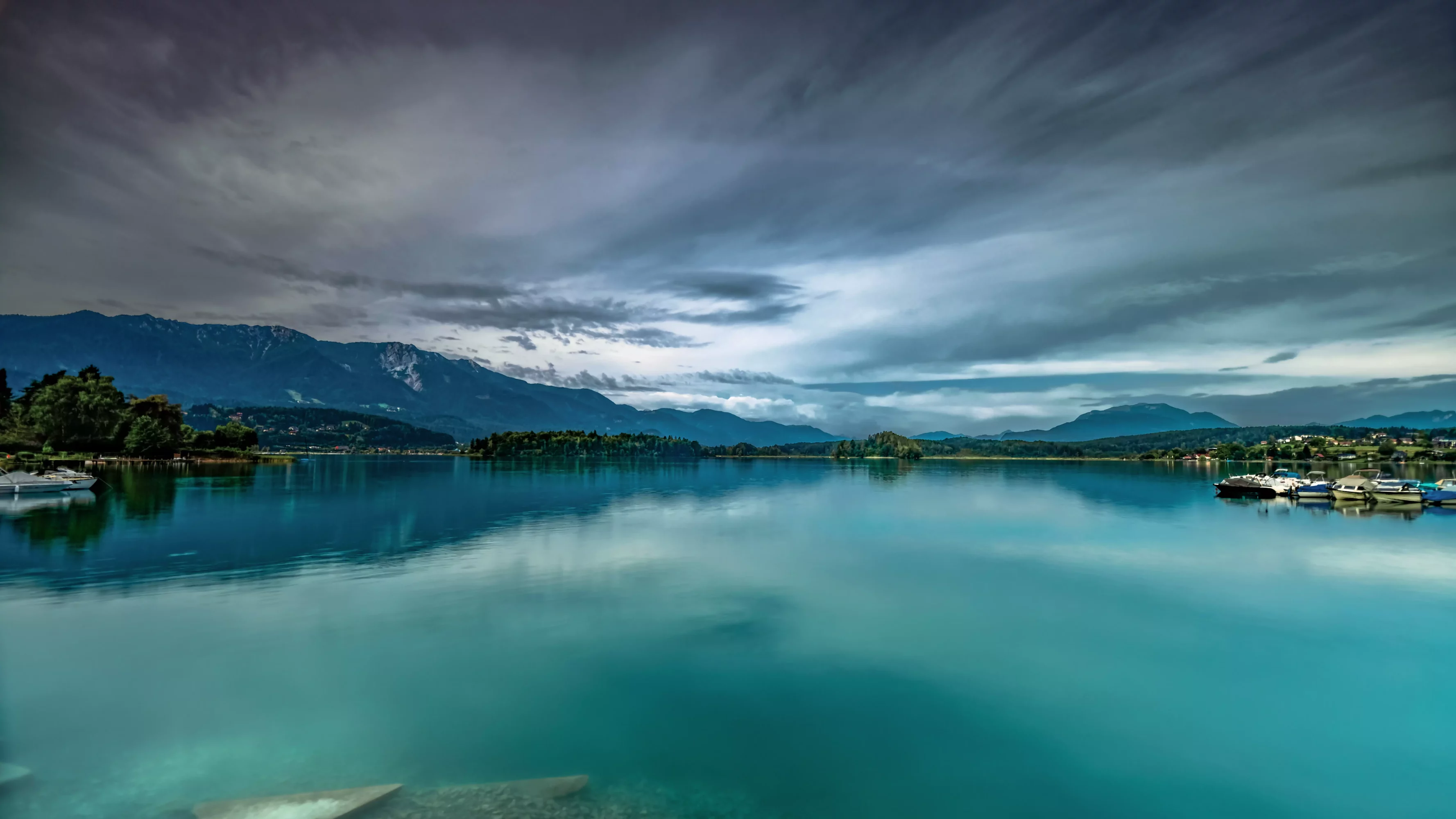Foto in Beitrag von 5min.at: Zu sehen ist der Faaker See, am Himmel sind viele Wolken zu sehen.