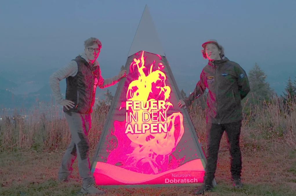 Ein Bild auf 5min.at zeigt das symbolische Mahnfeuer am Dobratsch.