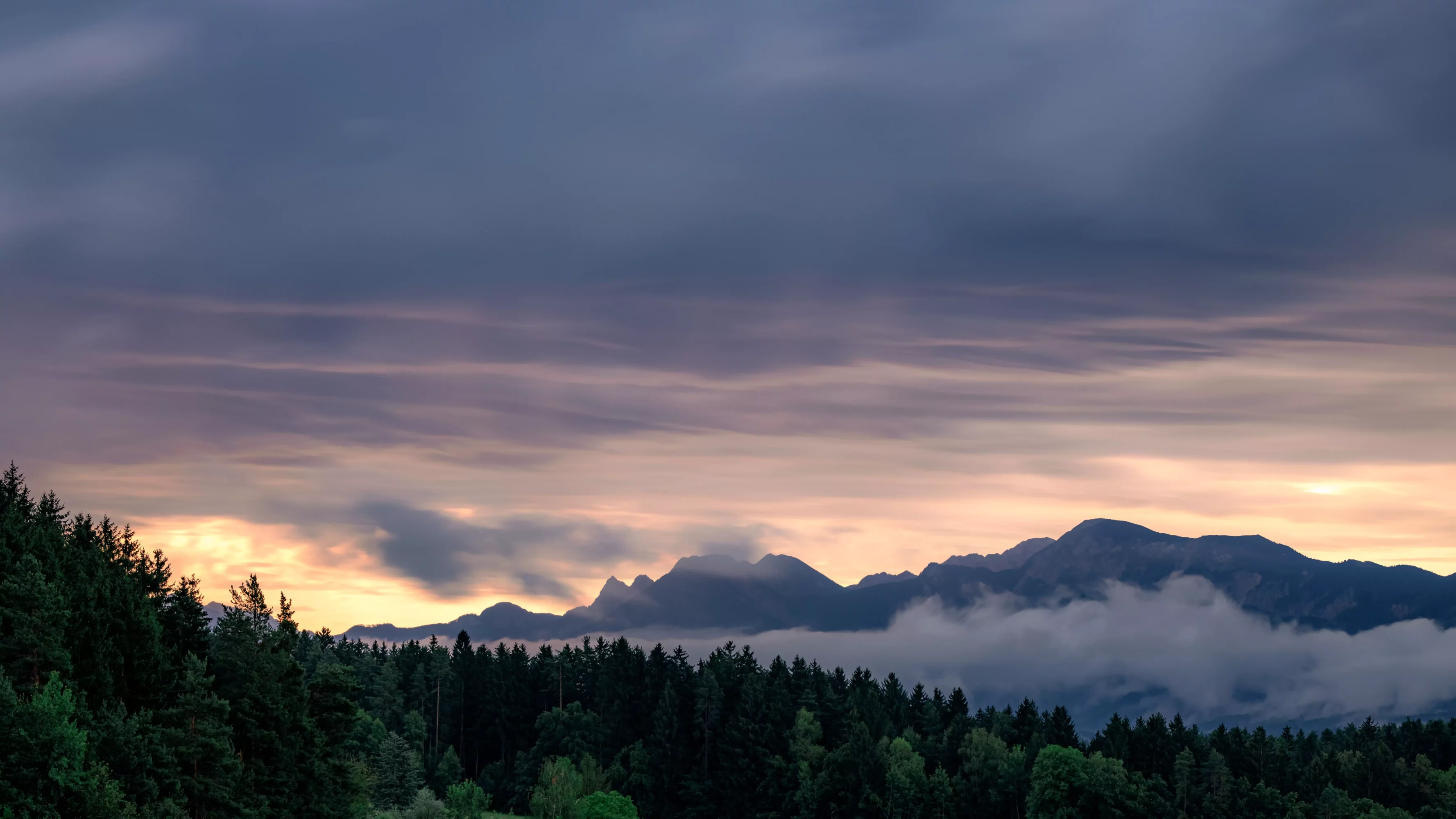 Foto auf 5min.at zeigt einen Sonnenaufgang in Föderlach in Kärnten.