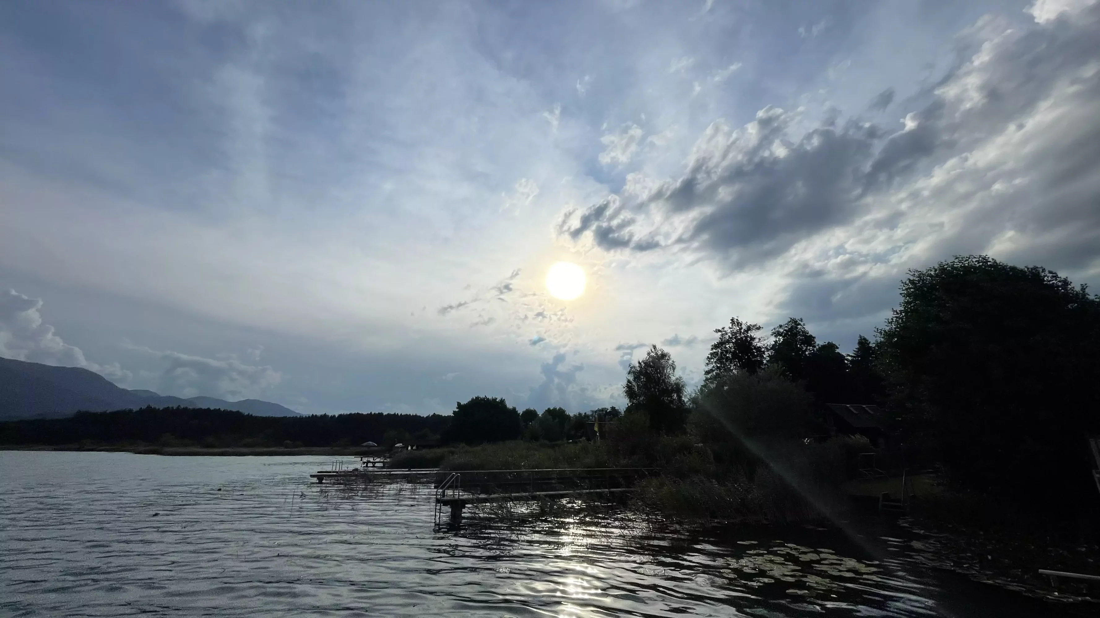 Ein Bild auf 5min.at zeigt den Faaker See in Kärnten.