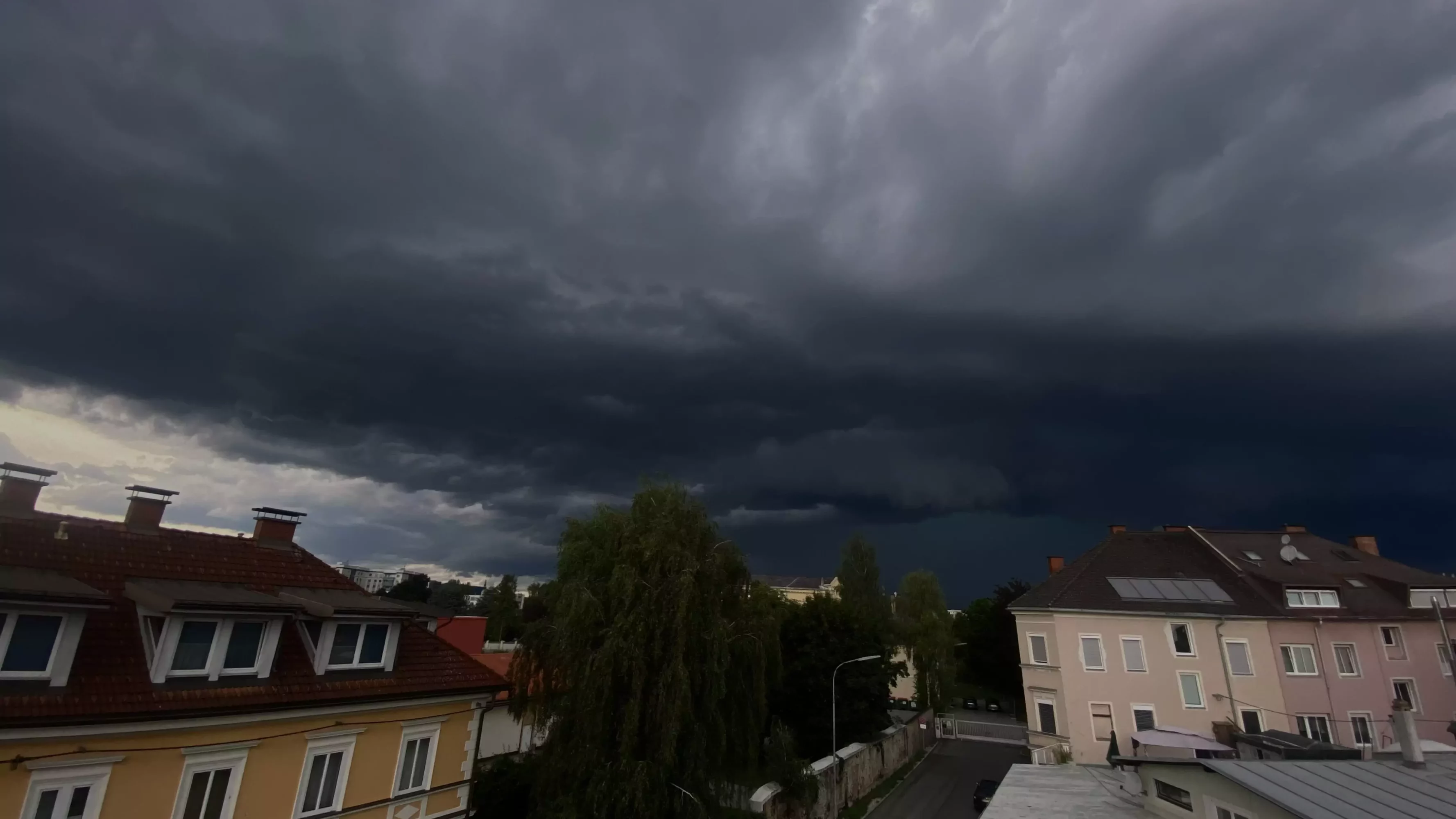 Ein Bild auf 5min.at zeigt dunkle Gewitterwolken über Klagenfurt.