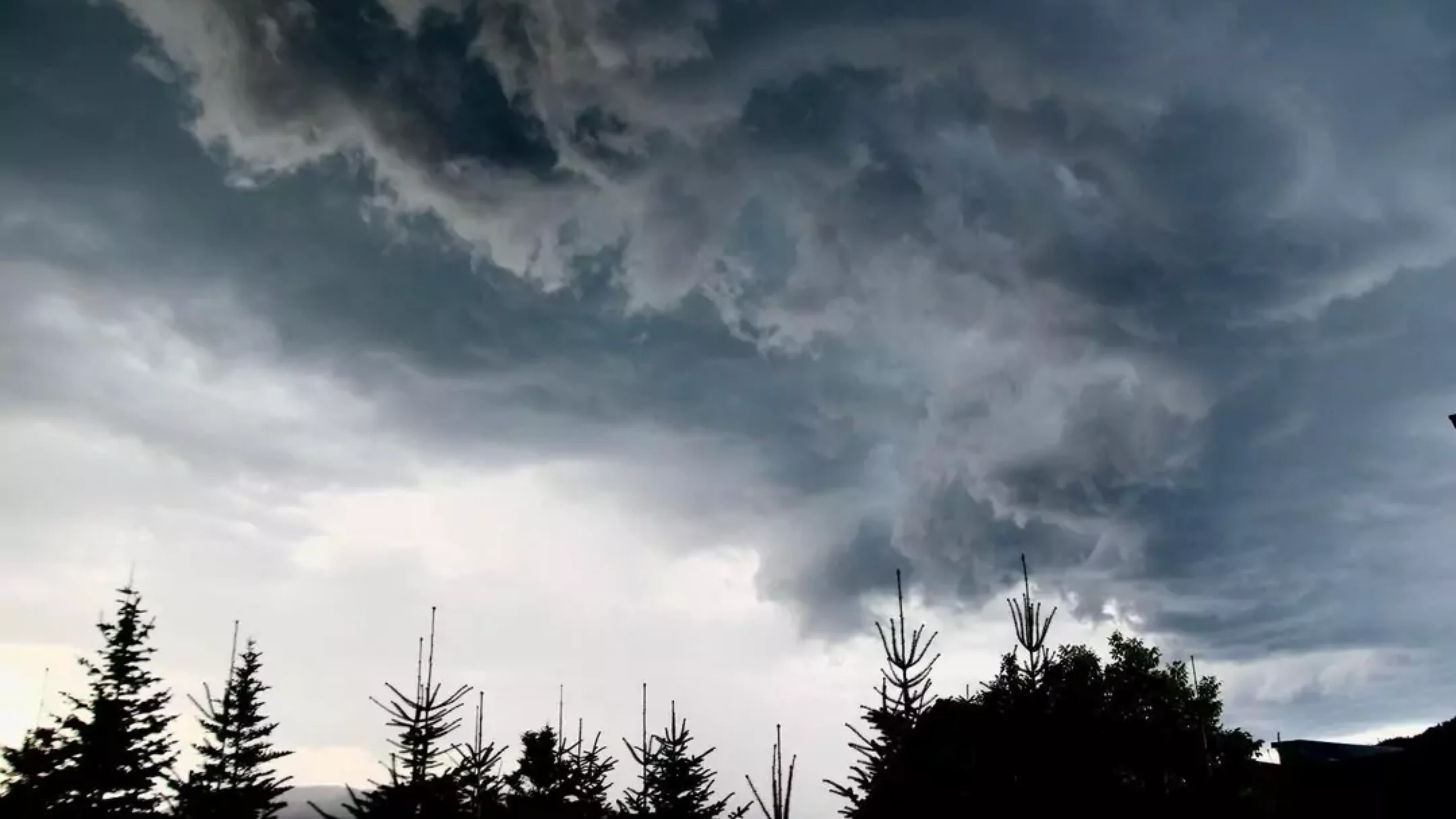 Bild auf 5min.at zeigt dunkle Wolken.