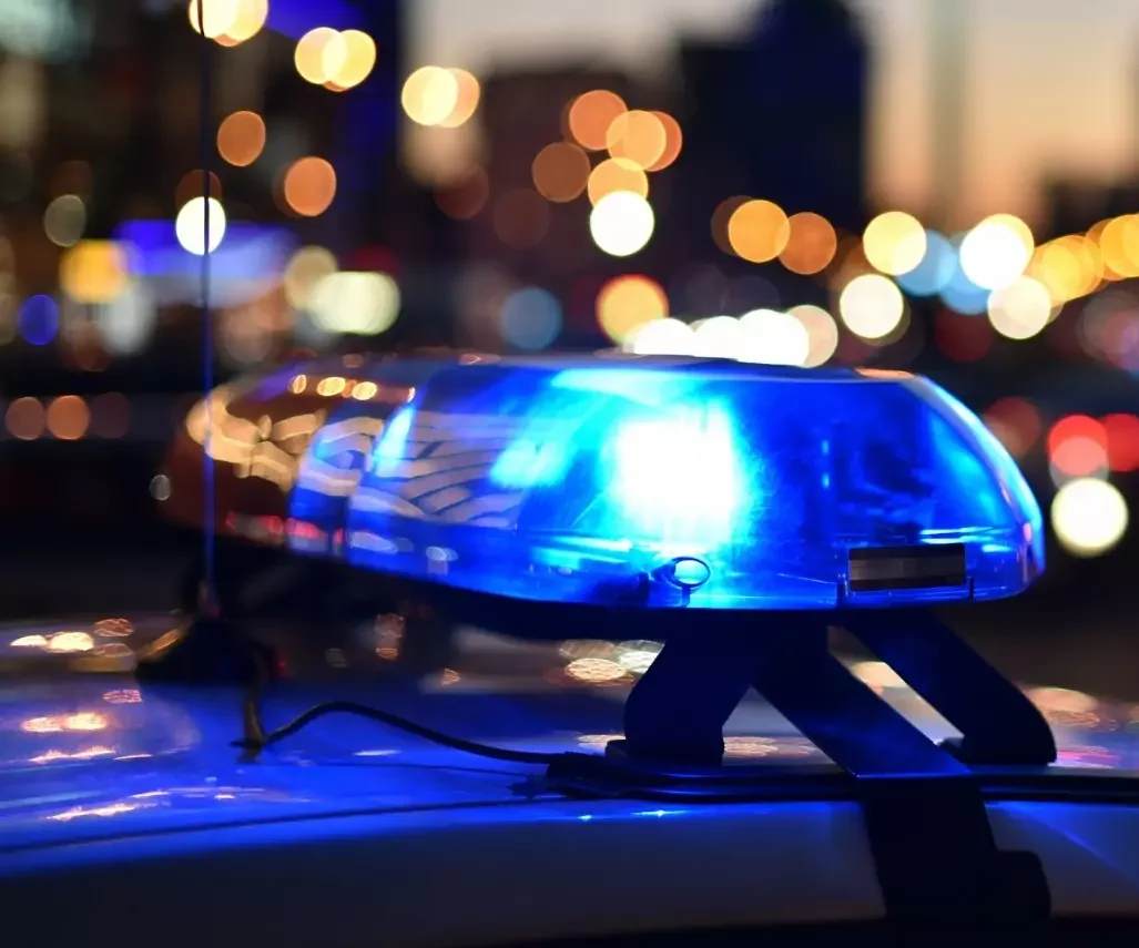 Das Bild auf 5min zeigt ein Polizeiauto und ein Täterbild (unbekannt)