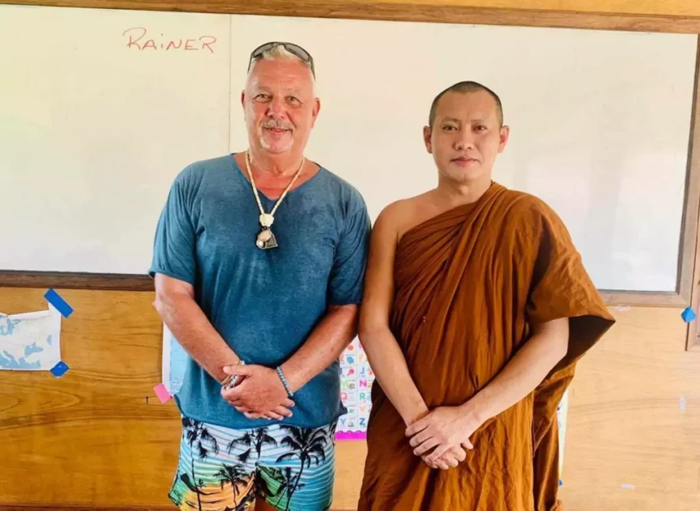 Ein Bild auf 5min.at zeigt Rainer Philippeit mit buddhistischen Mönchen.
