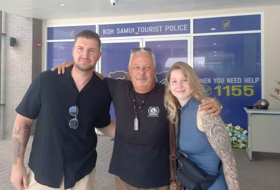 Ein Bild auf 5min.at zeigt Rainer Philippeit mit anderen Auswanderern.