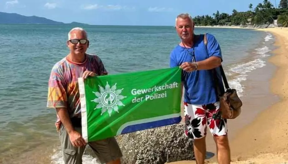 Ein Bild auf 5min.at zeigt Rainer Philippeit mit anderen Auswanderern.