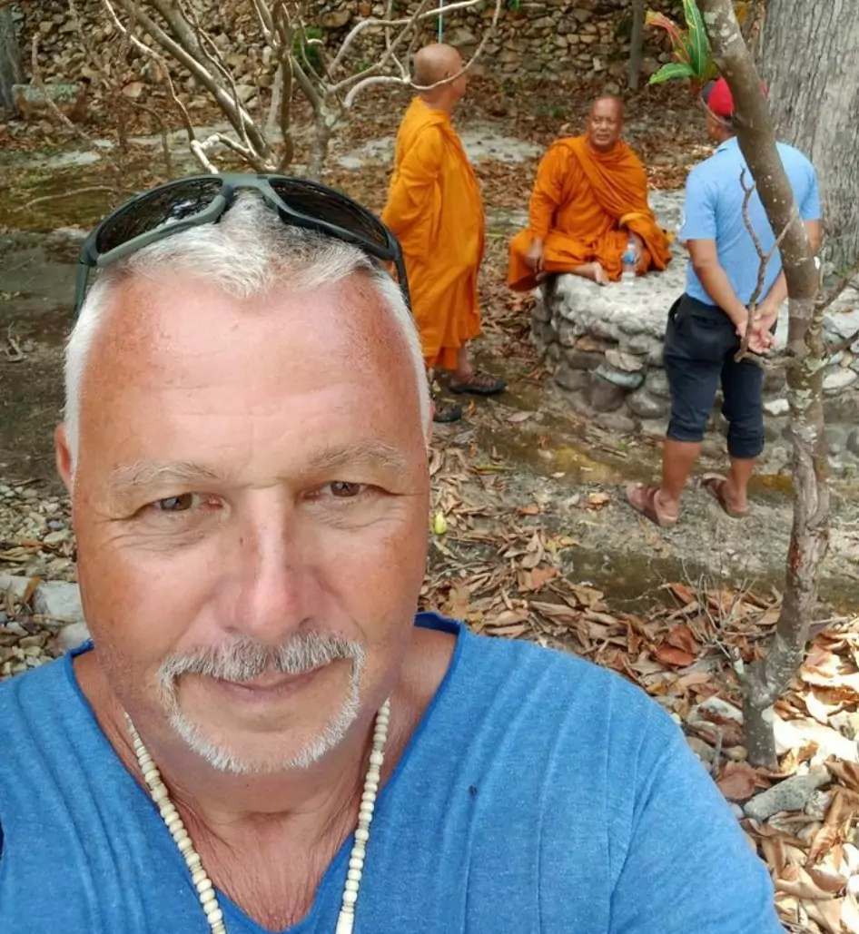 Ein Bild auf 5min.at zeigt Rainer Philippeit mit buddhistischen Mönchen.