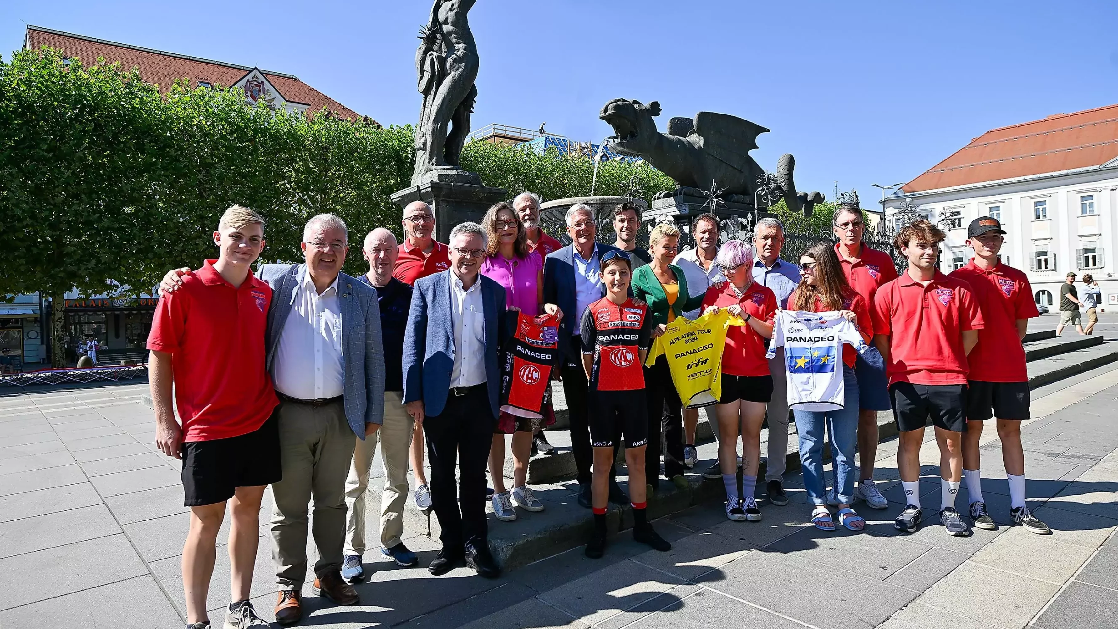 Ein Bild auf 5min.at zeigt die Pressekonferenz zur internationalen Alpe Adria Radtour in Klagenfurt.