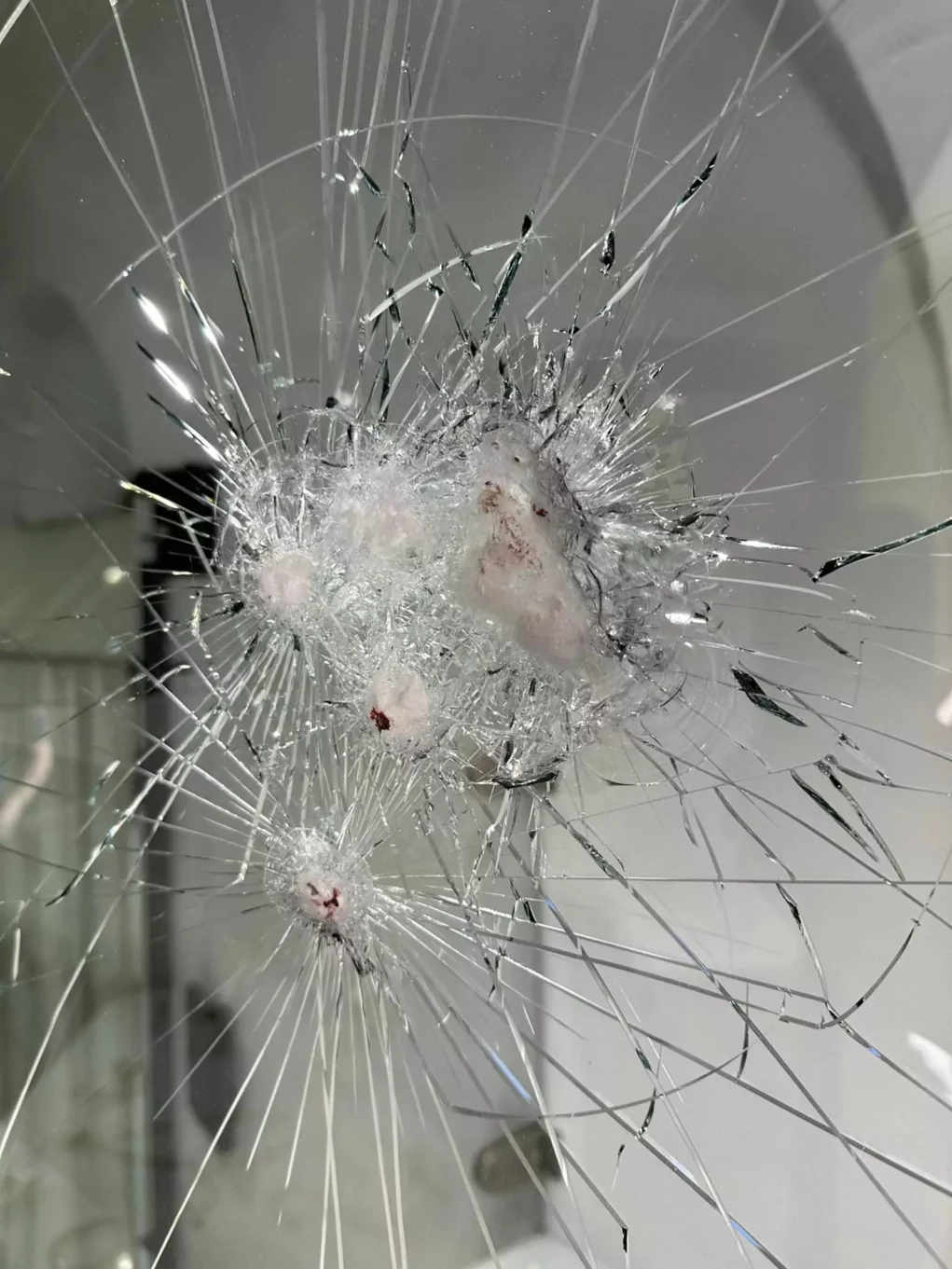 Das Bild auf 5min.at zeigt ein zum Teil eingeschlagenes Spezialpanzerglas einer Schmuckwerkstatt.