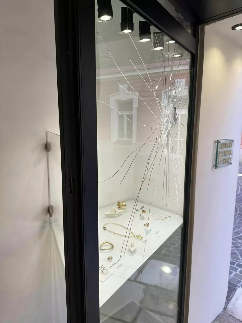 Am Bild auf 5min.at sieht man einen Einbruchsversuch in der Schmuckwerkstatt Einspieler in Klagenfurt.