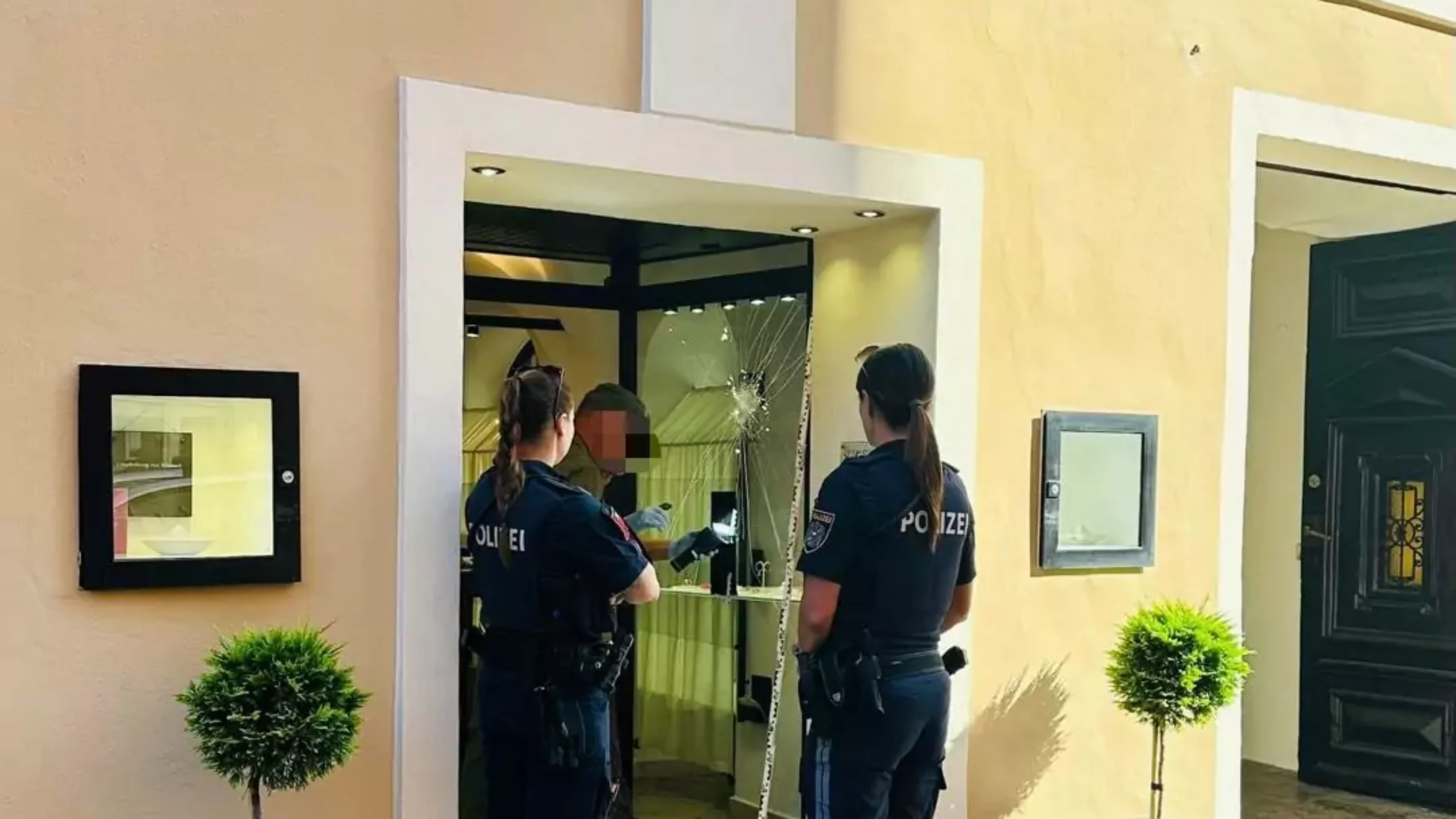 Das Bild auf 5min.at zeigt 2 Polizistinnen vor der Schmuckwerkstatt Einspieler