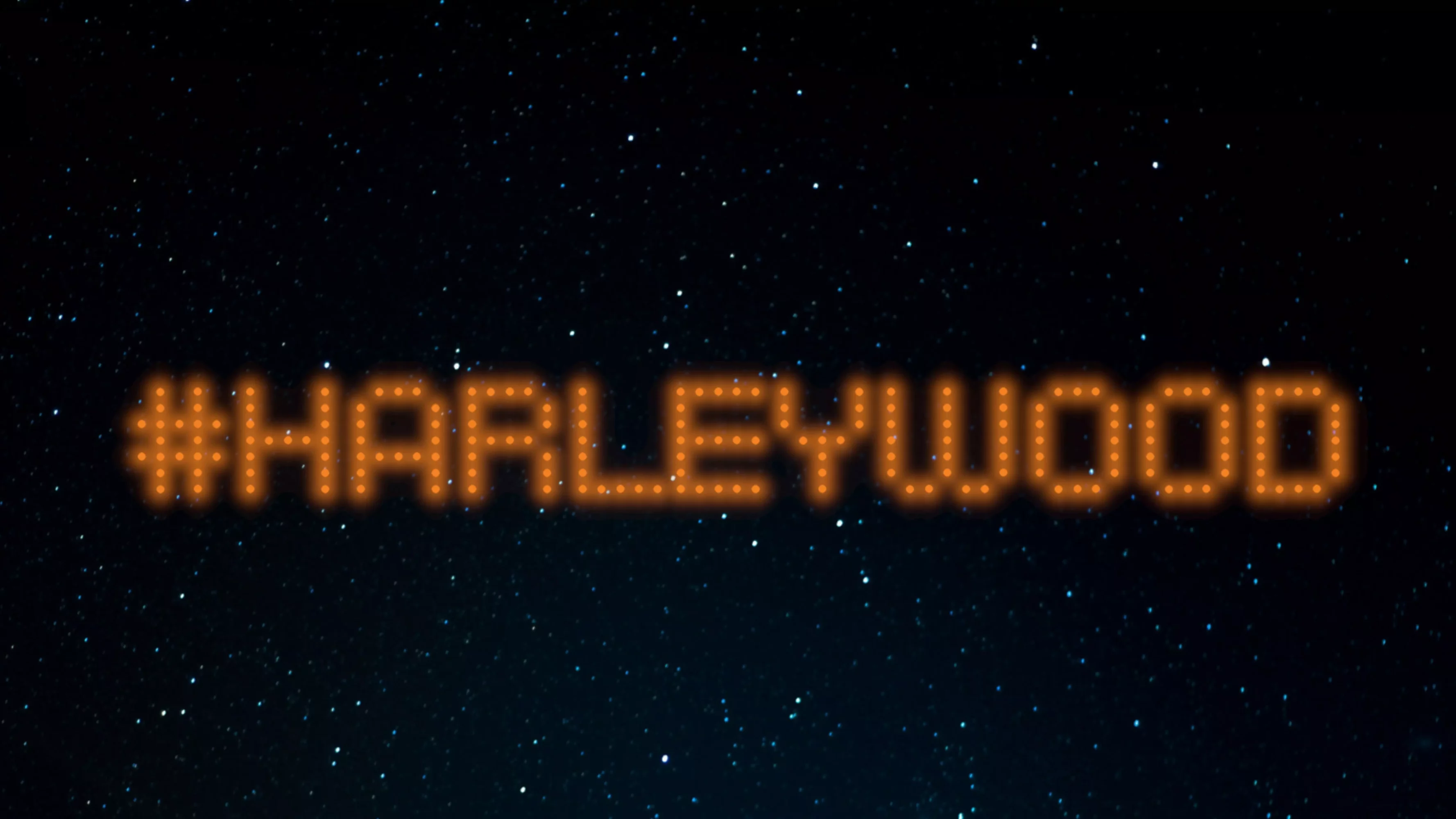 Am Bild auf 5min.at ist der Schriftzug "#Harleywood" zu sehen, weclher mit Drohnen in den Himmel geschrieben wurde.