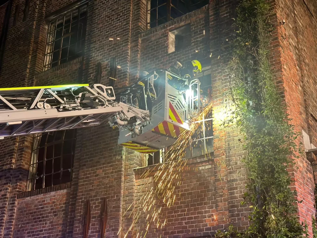 Bild auf 5min.at zeigt mehrere Feuerwehren.
