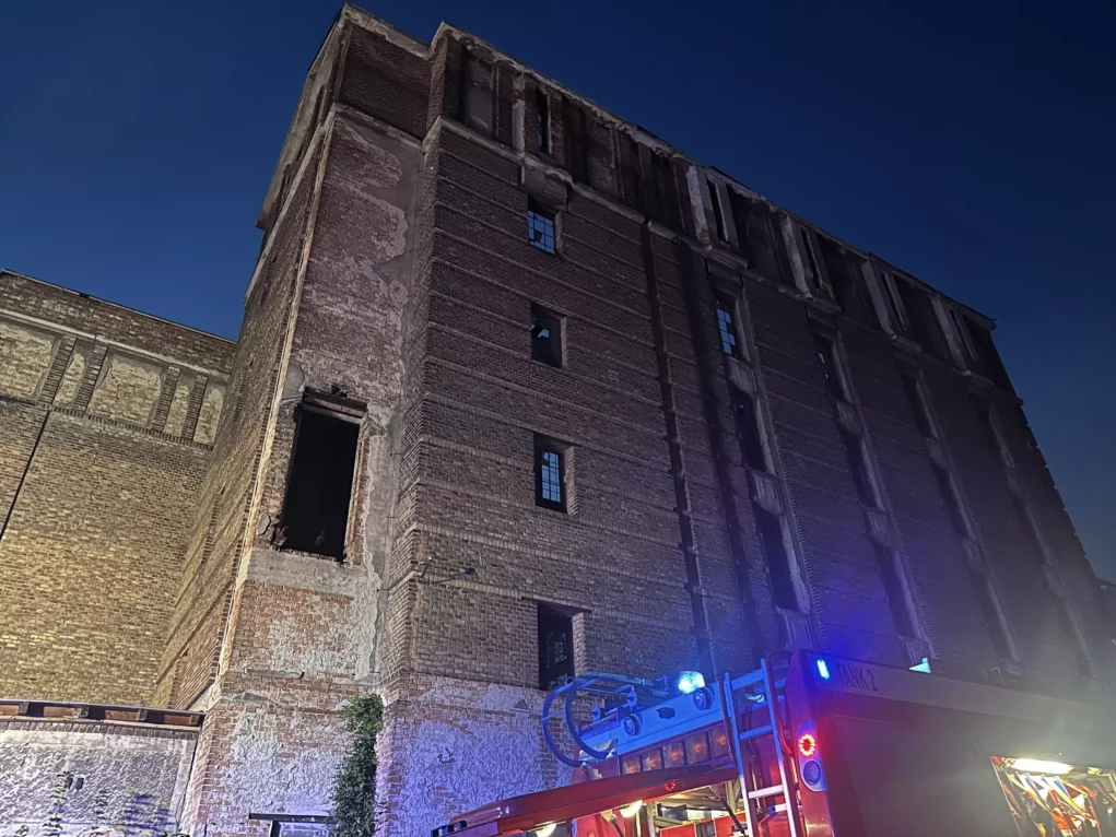 Bild auf 5min.at zeigt mehrere Feuerwehren.