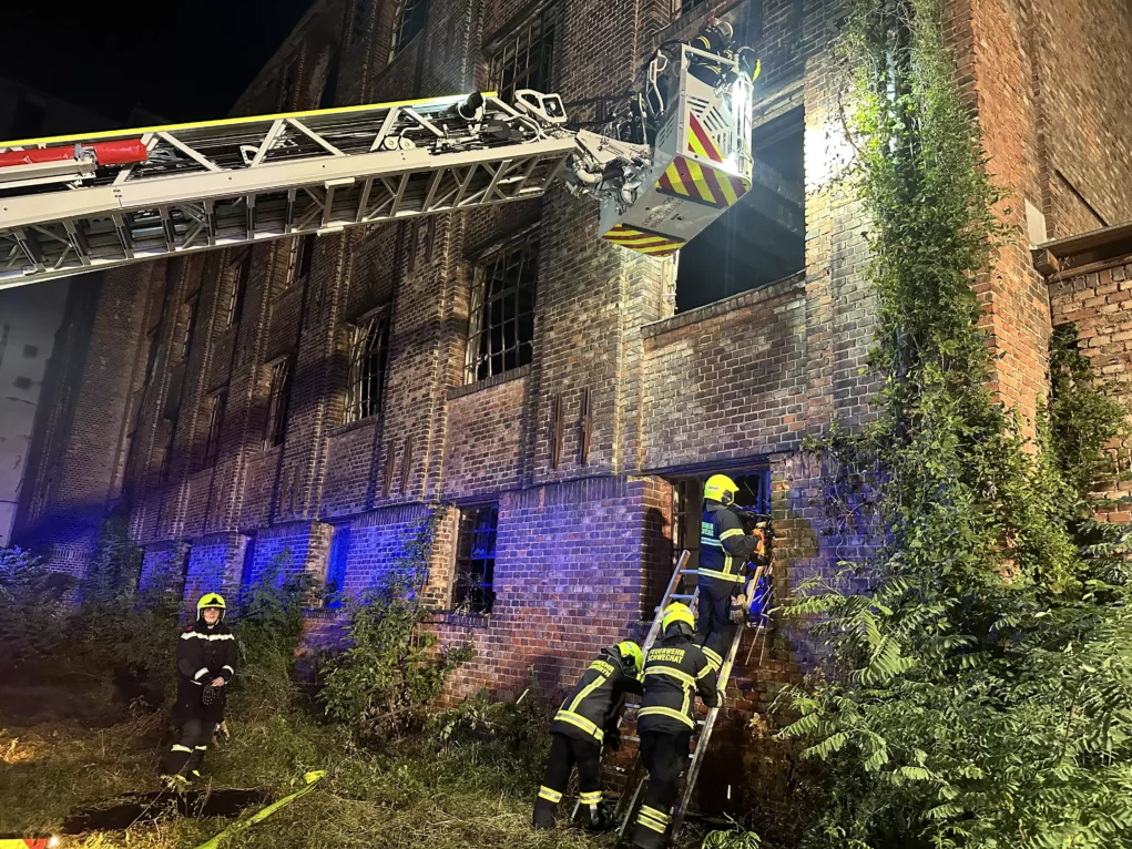Bild auf 5min.at zeigt mehrere Feuerwehren.
