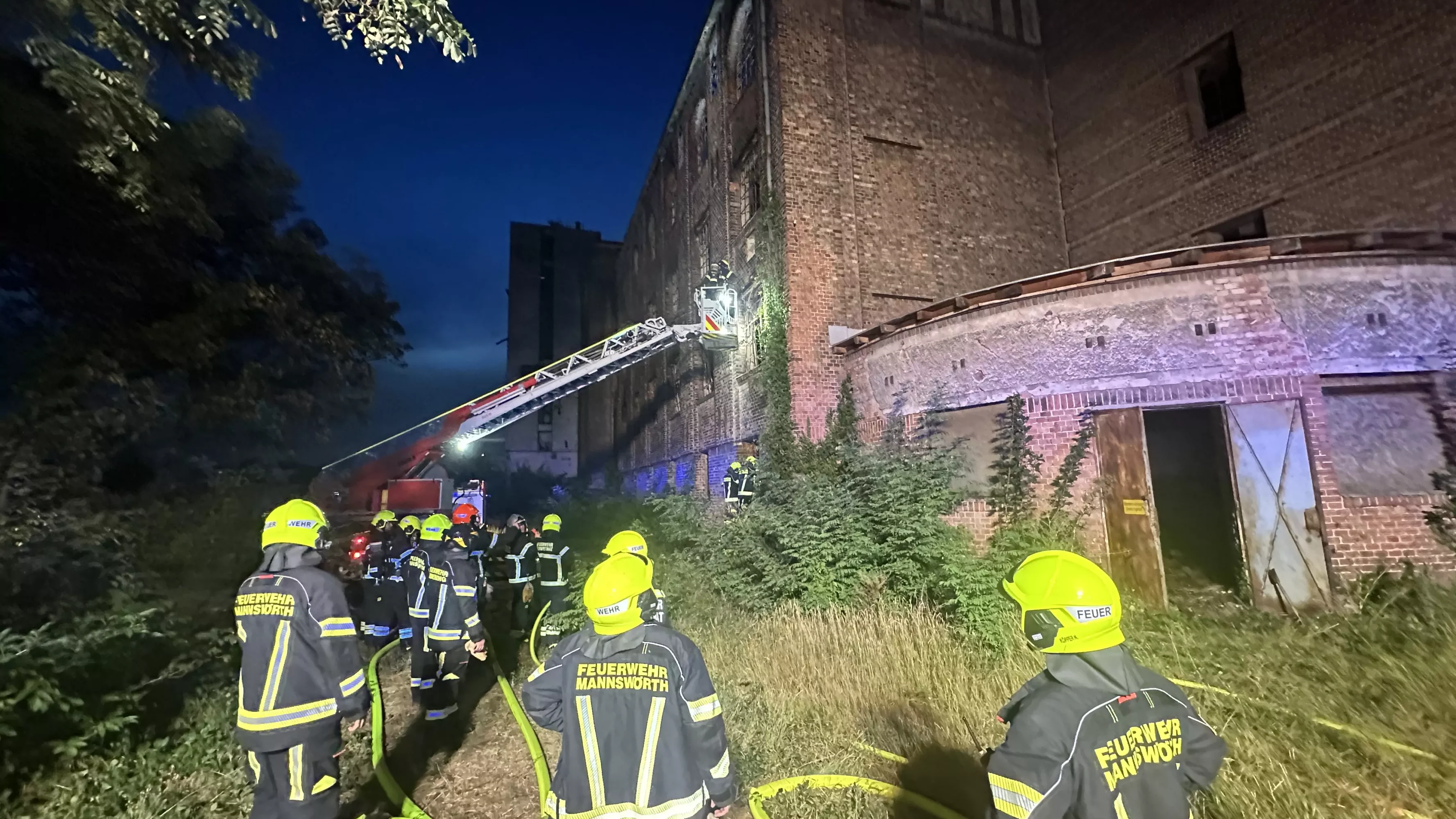Bild auf 5min.at zeigt mehrere Feuerwehren.