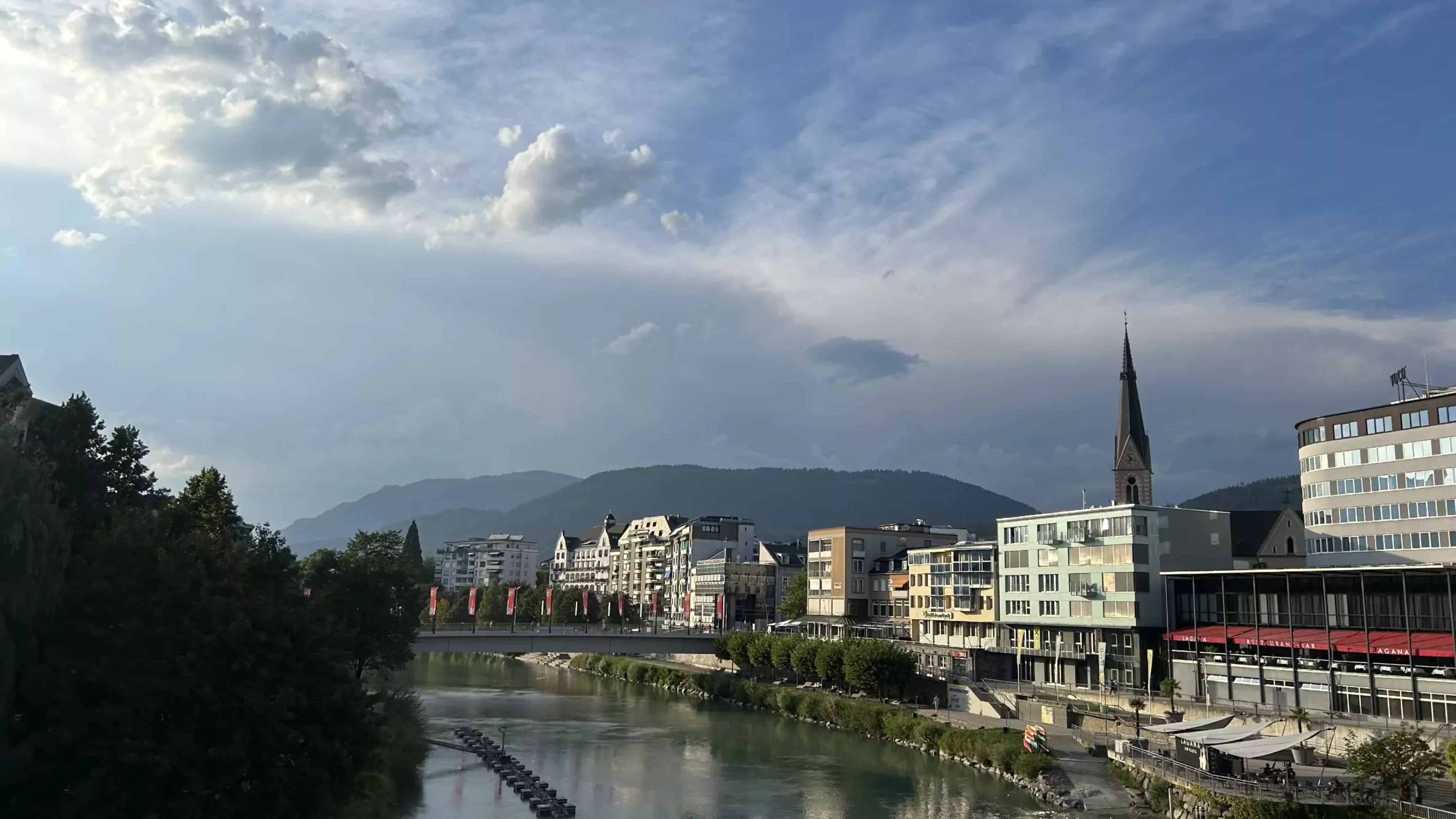 Ein Bild auf 5min.at zeigt die Draubrücke in Villach